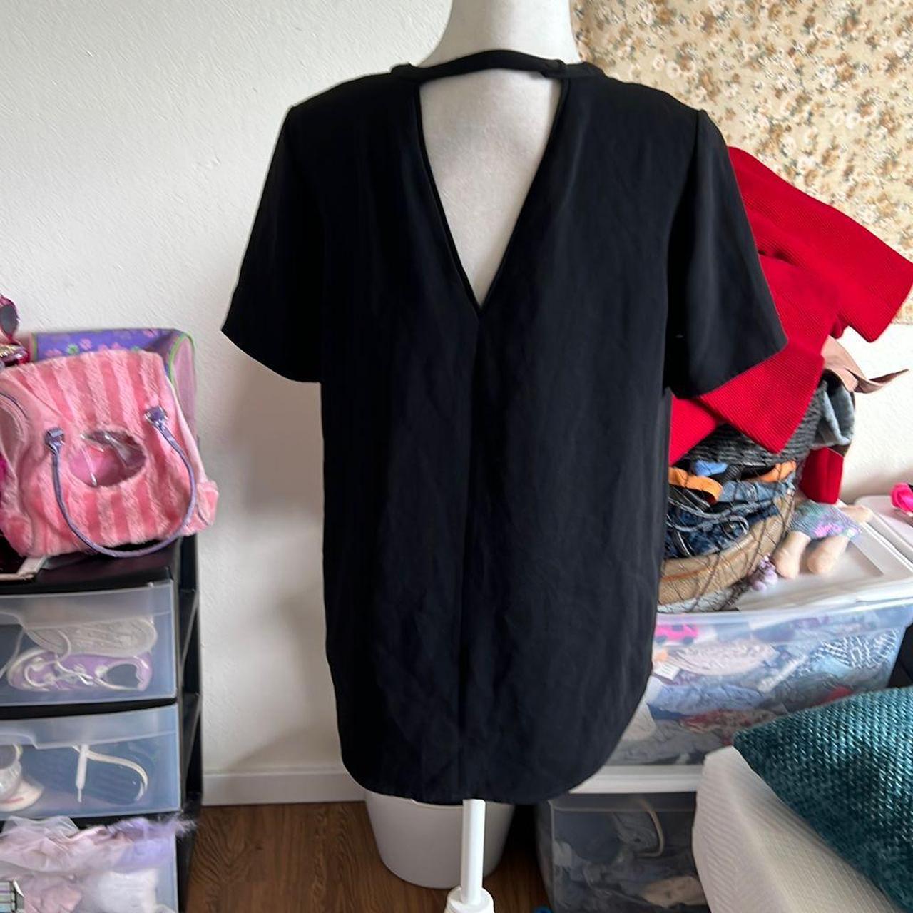 Club Monaco black lace v neck front curved hem sHort... - Depop