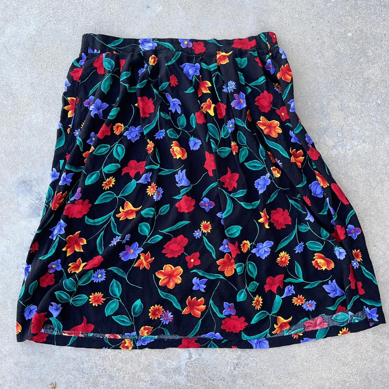 Adorable vintage floral midi skirt !!🎞 super funky... - Depop