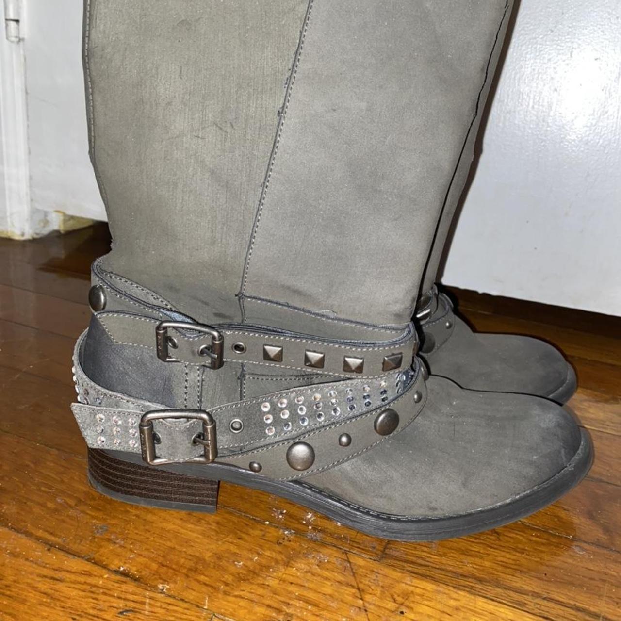 Simply Vera Vera Wang Women's Grey Boots | Depop