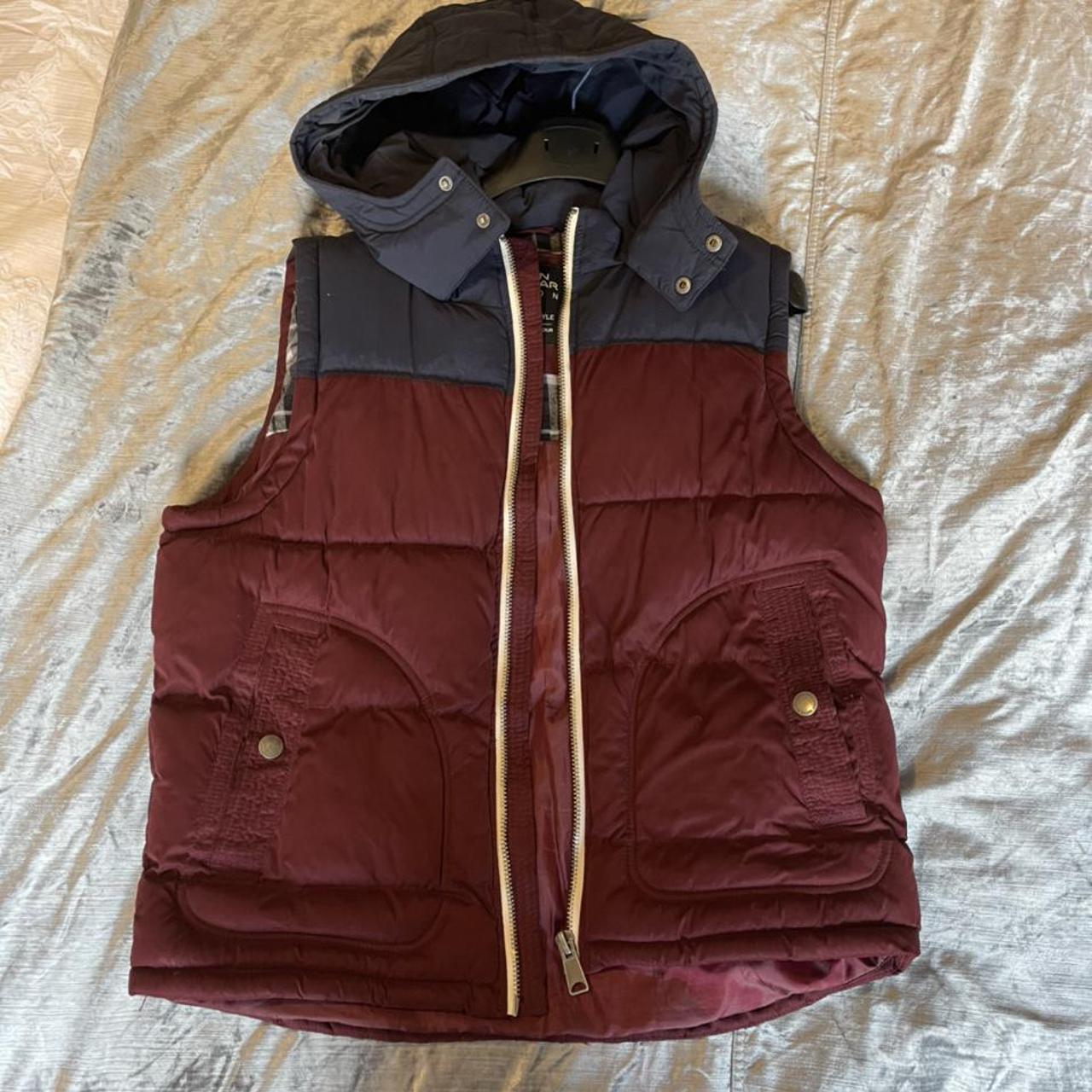 Burton body warmer Size M like new #bodywarmer #burton - Depop