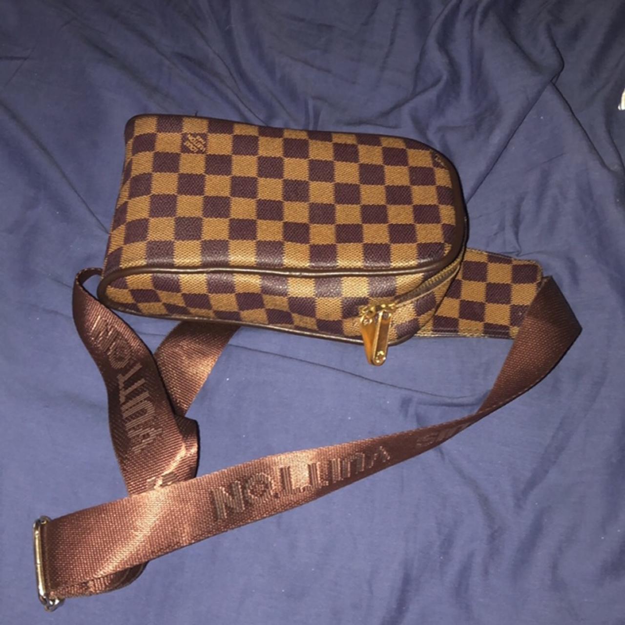 Louis Vuitton bag/purse $400, been used but still in - Depop