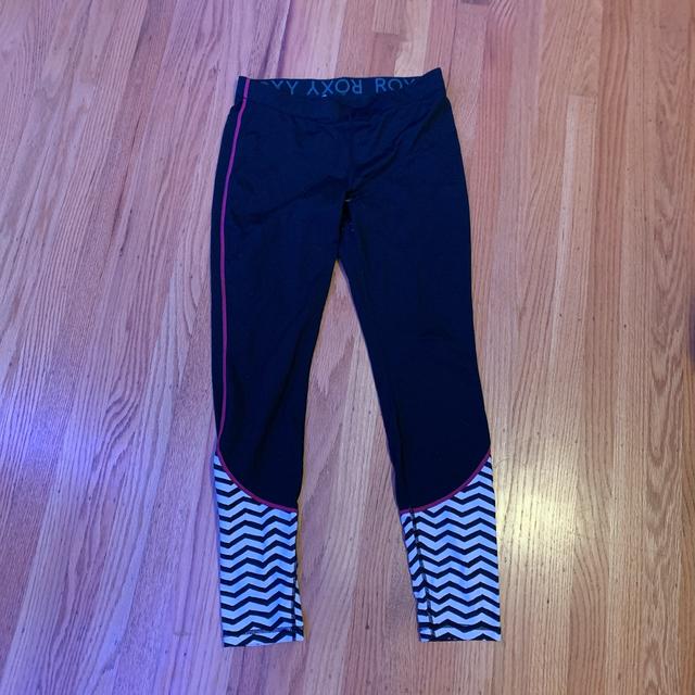 black roxy leggings. black and white stripes on the