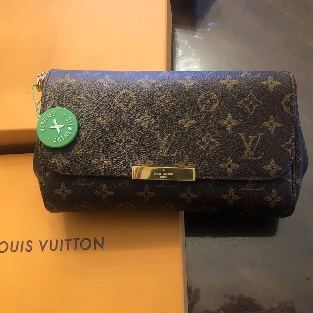 Louis Vuitton bag/purse $400, been used but still in - Depop