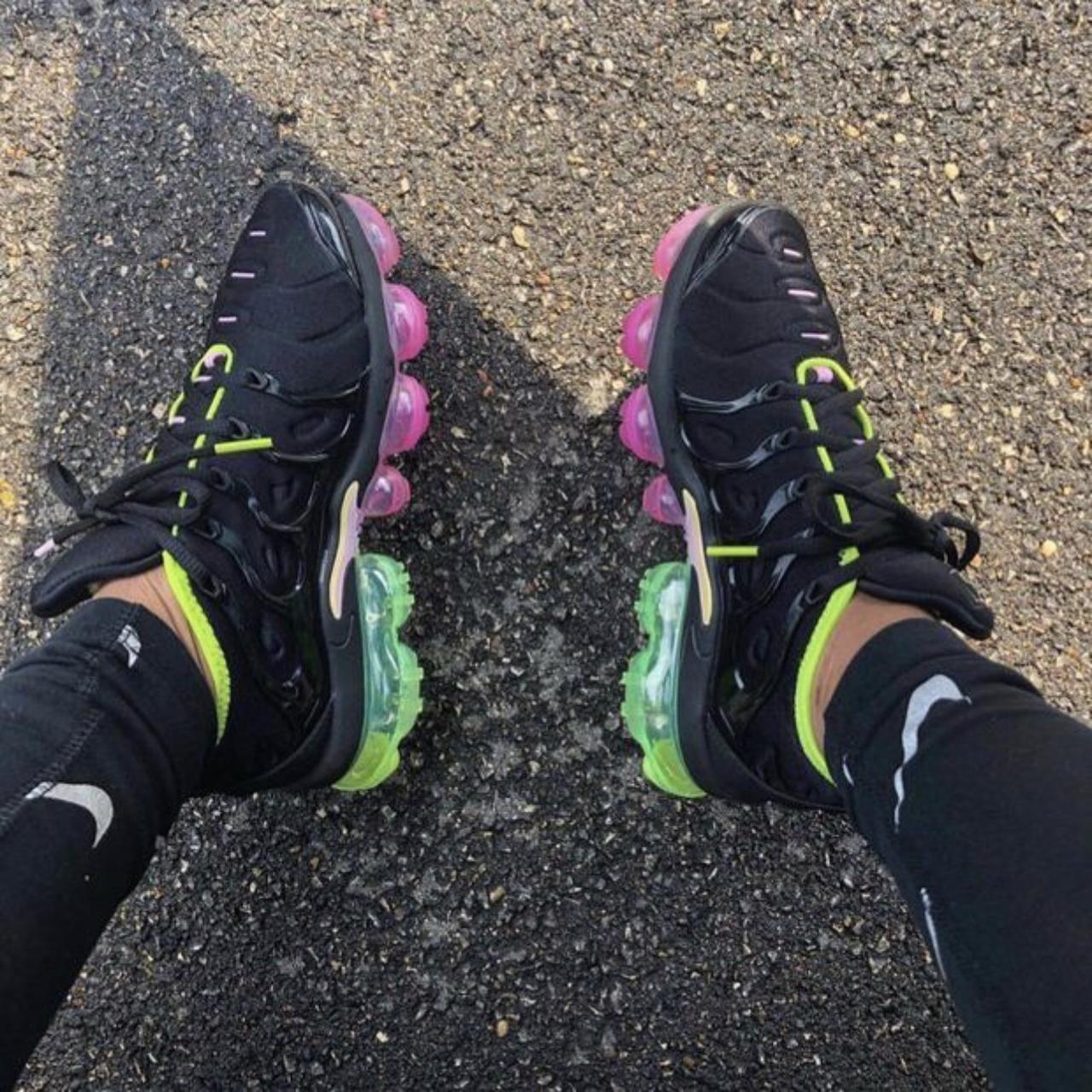 Nike vapormax plus women's black best sale and pink