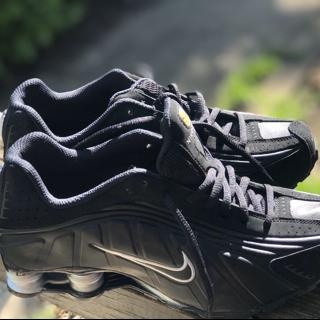 Nike shox r4 sz 7Y BLACK 335990-010 Running Training... - Depop