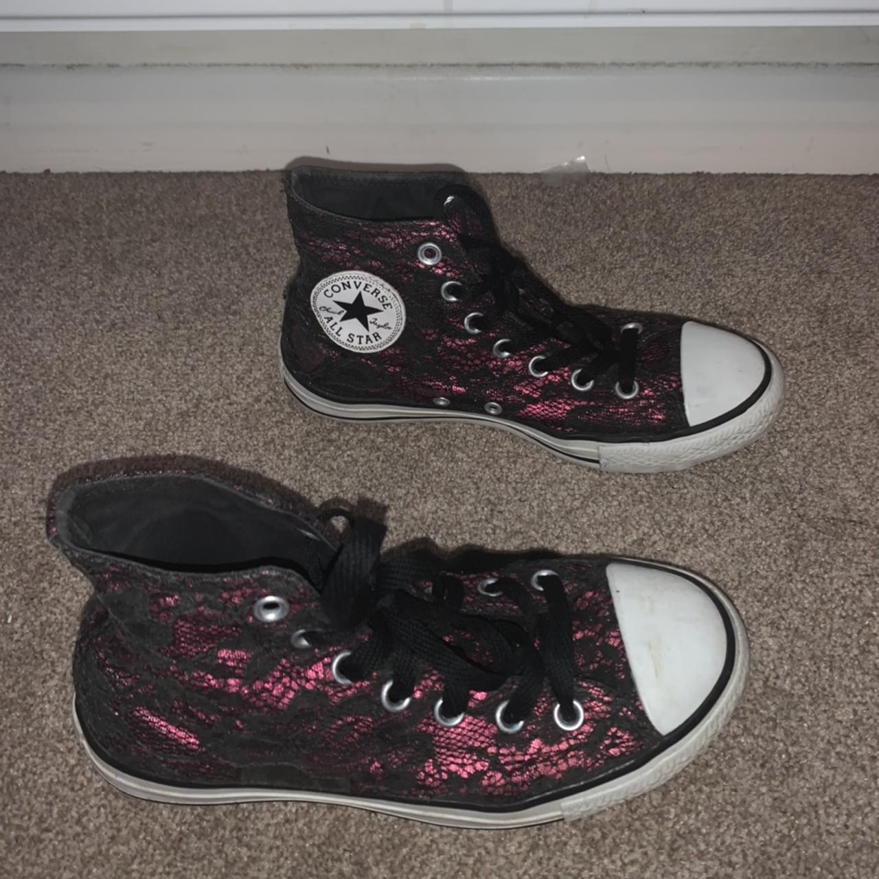 Black converse with clearance pink laces