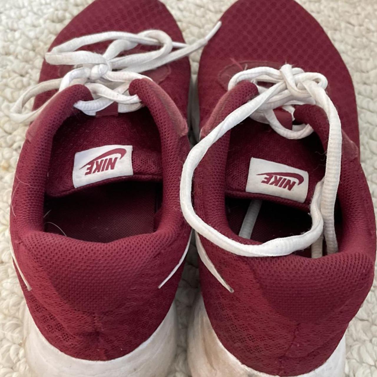 Maroon nike hot sale shoes roshe