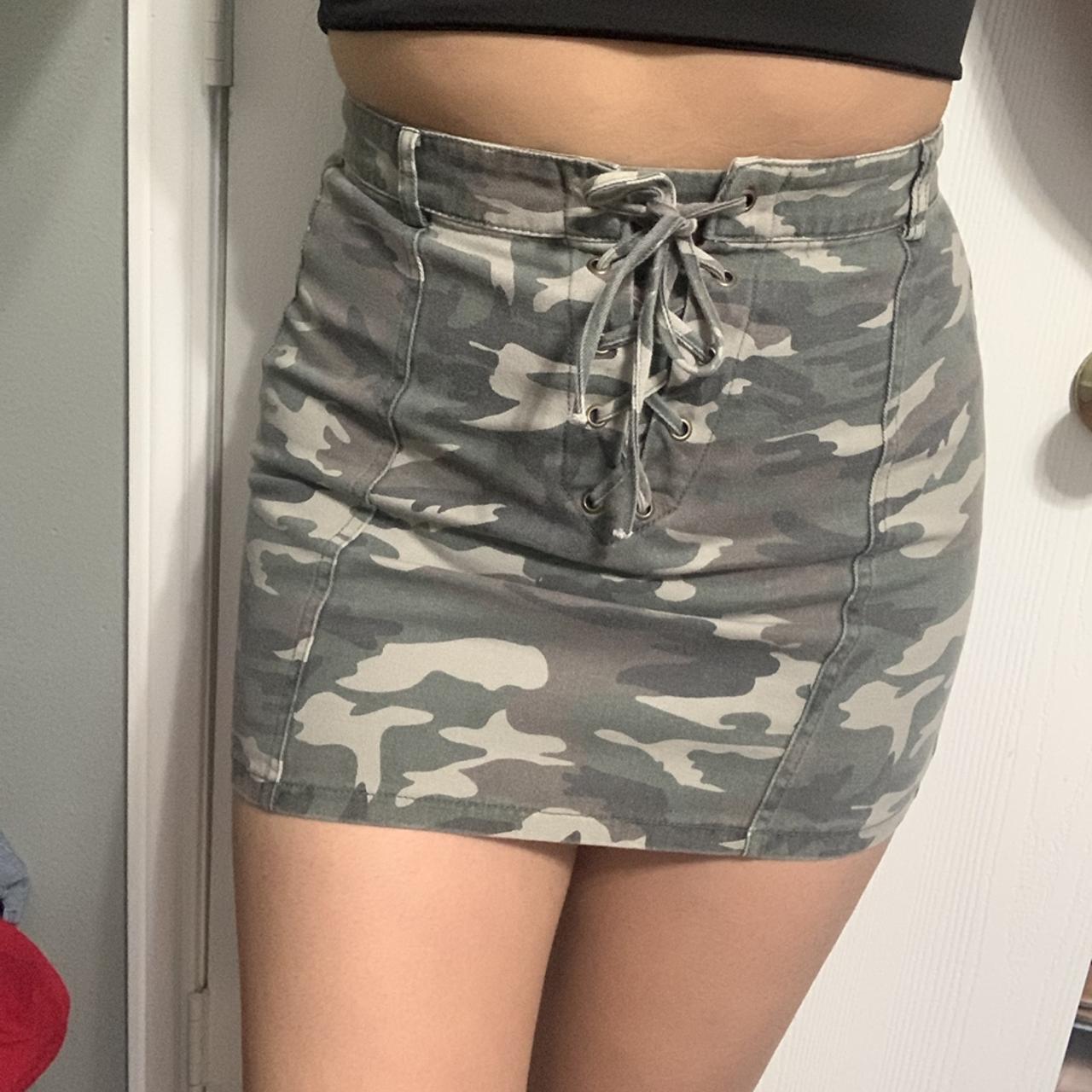 Forever 21 camouflage denim skirt Mid rise, tie