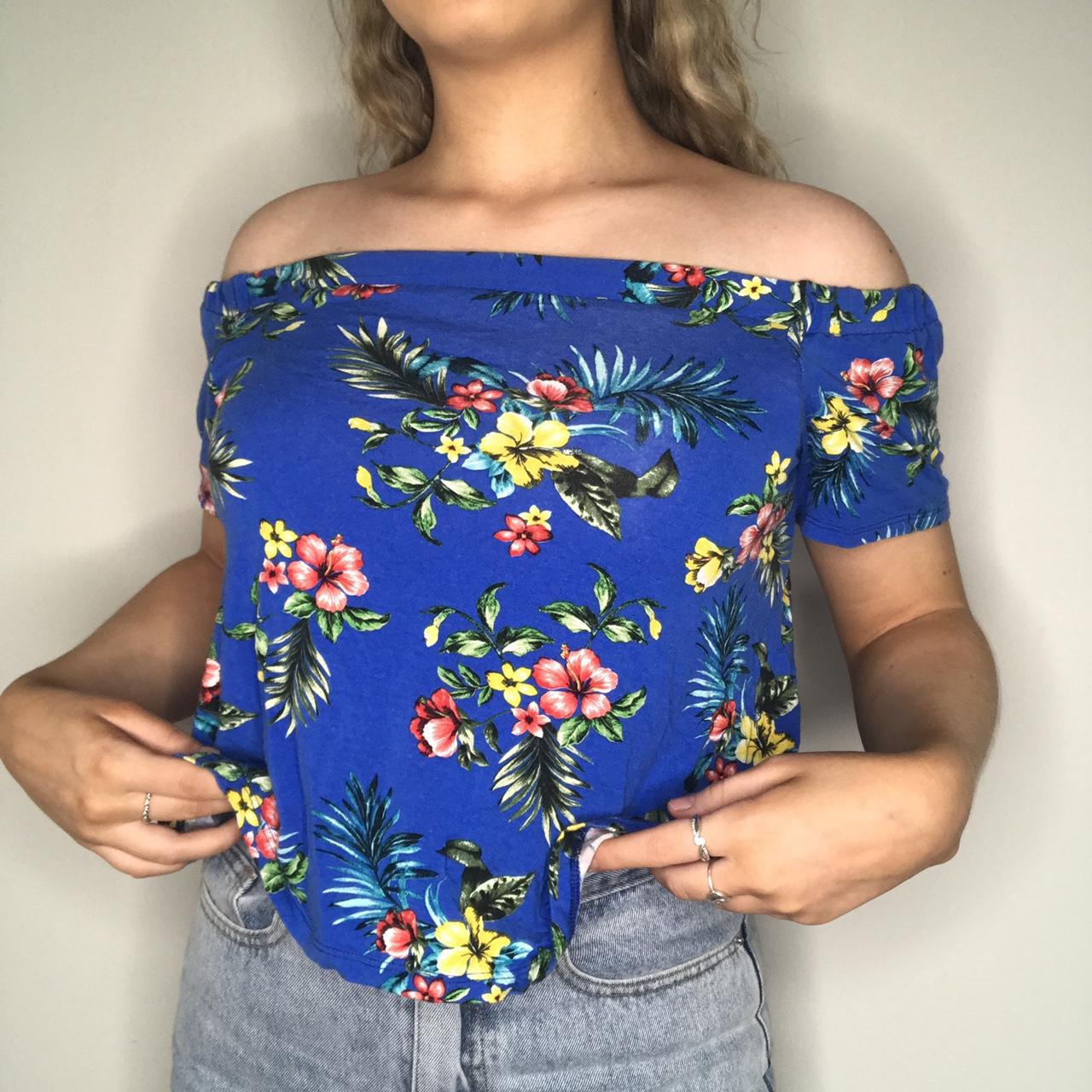 New Look Women's White and Blue Croptop Depop