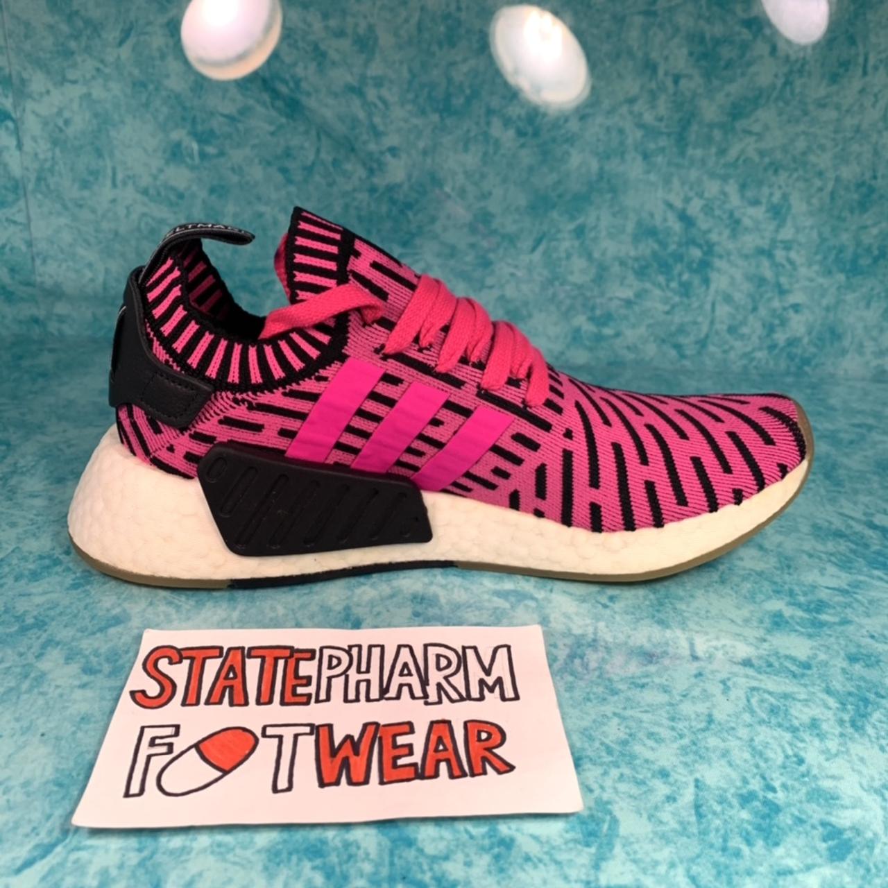 Black and shops pink nmd r2