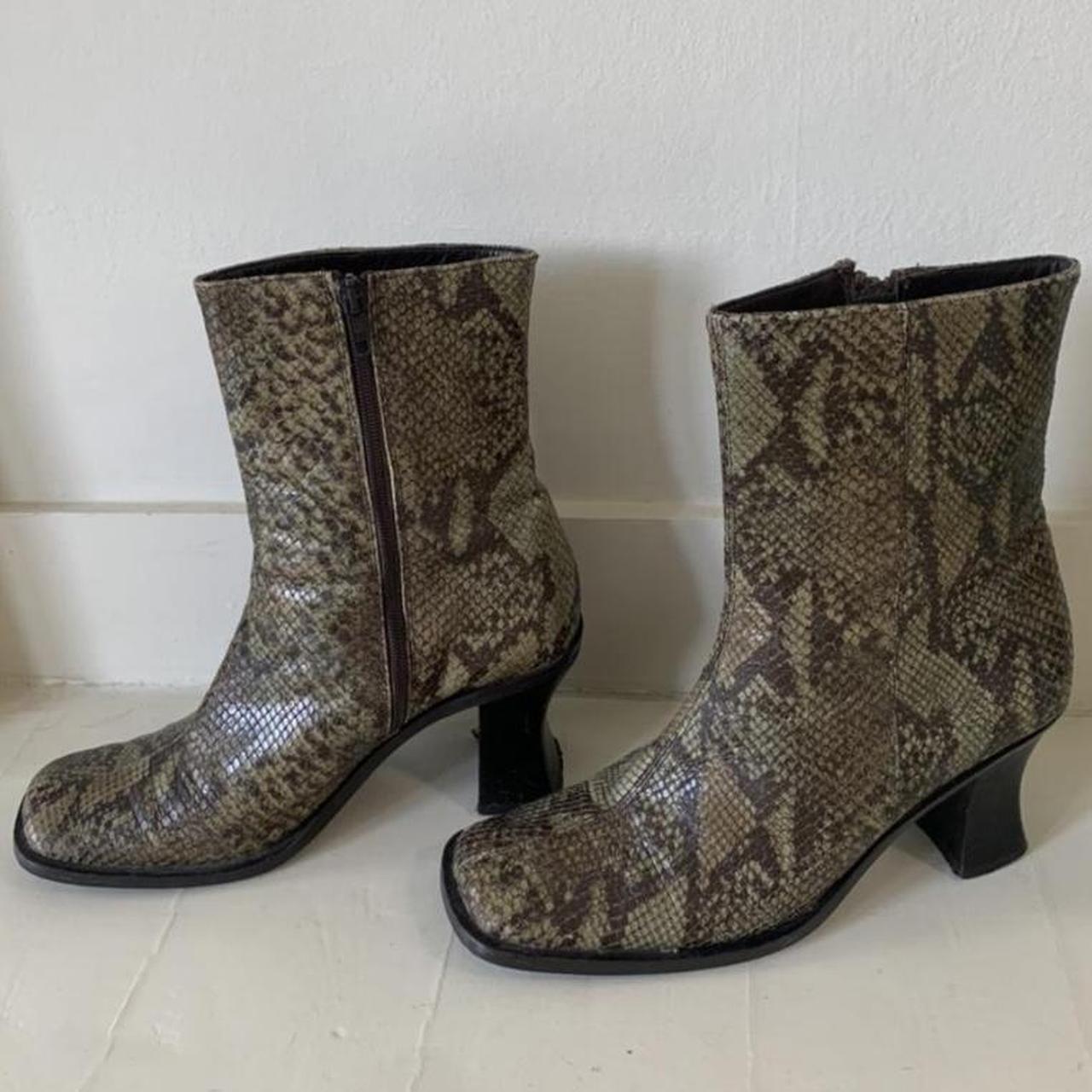 Y2k snakeskin boots. Heeled Green khaki. Square