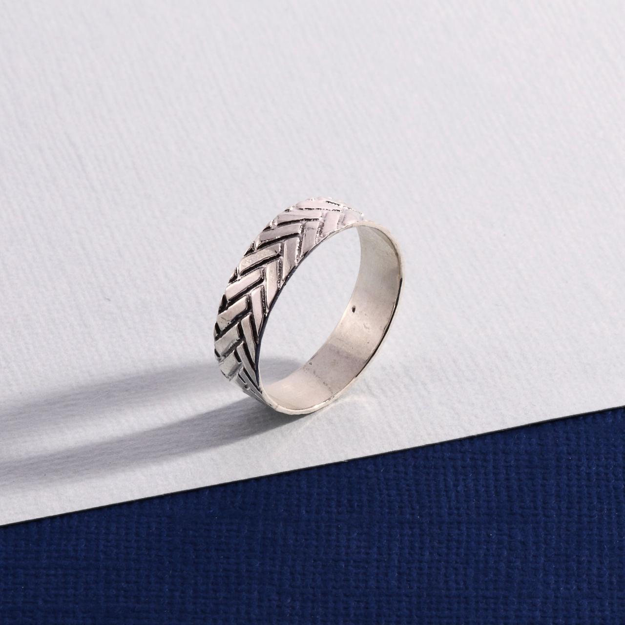 Product Image 1 - Sterling Silver Ring

Size 9

925 Symbol