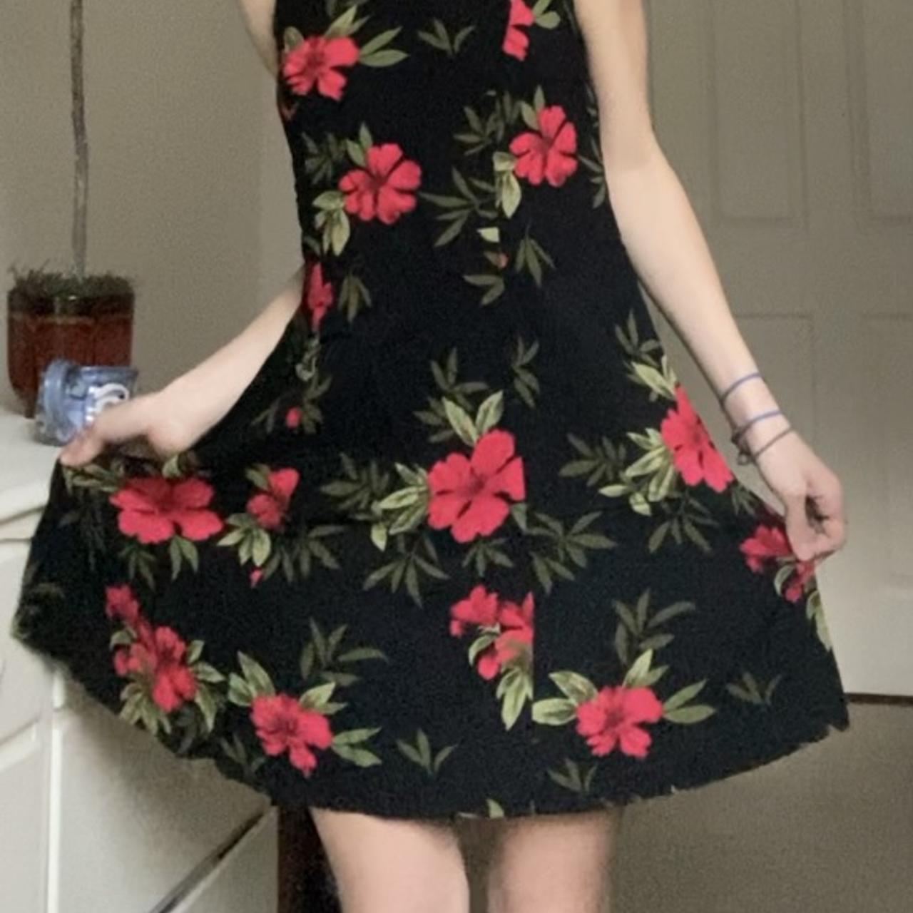 GORGEOUS LIL BLACK AND RED FLOWER SUNDRESS 🥀 pretty... - Depop