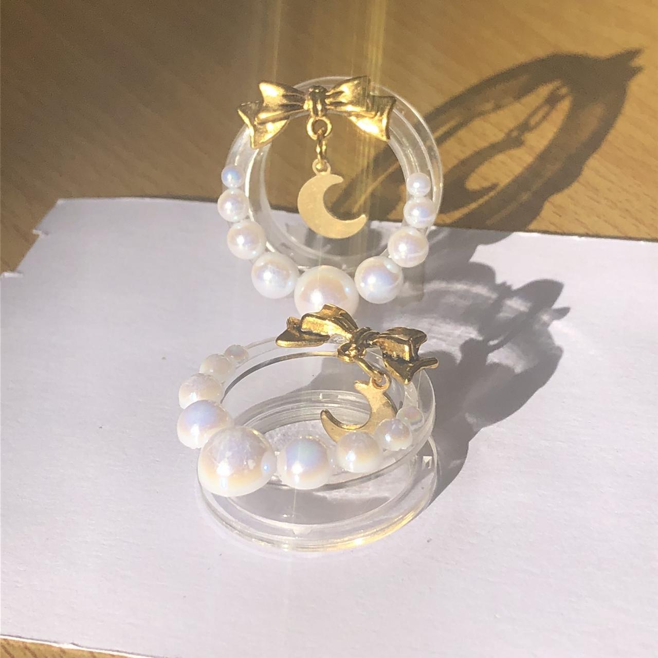 Description Acrylic screw back tunnels with pearls... Depop