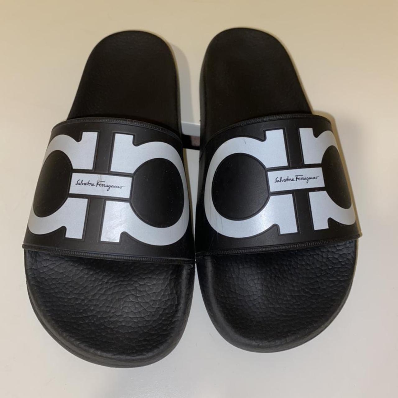 salvatore ferragamo groove logo pool slides nero - Depop