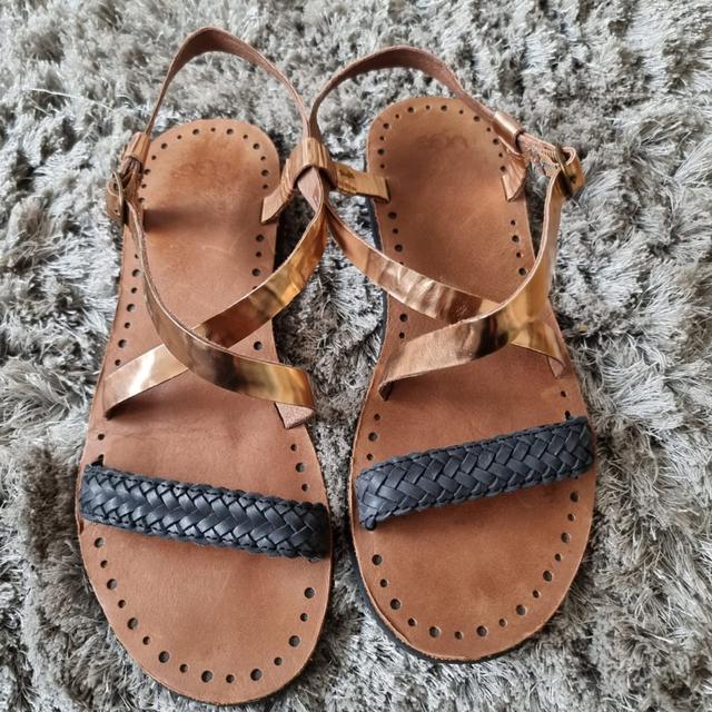 Ugg sandals hot sale rose gold