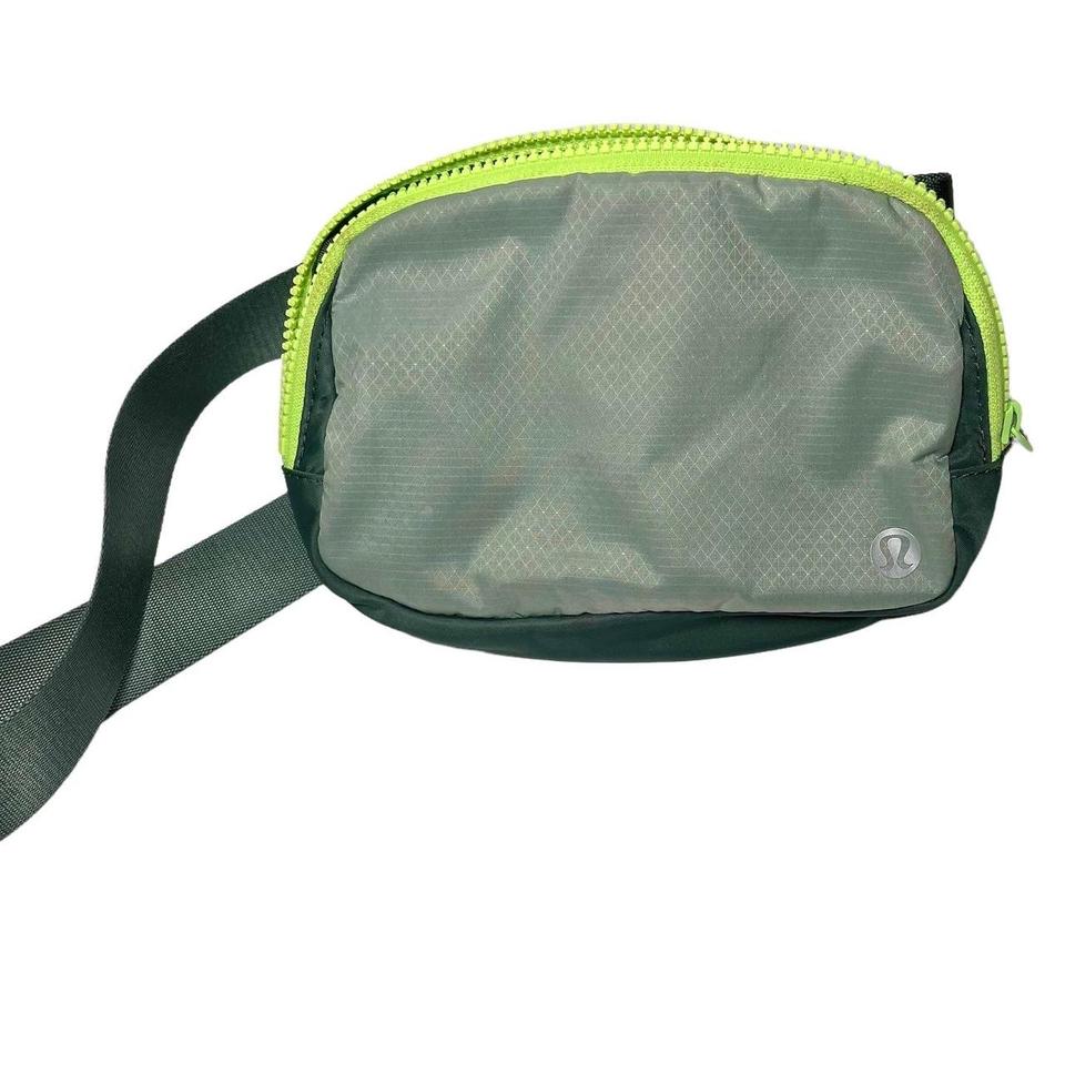 Lululemon Everywhere Belt Bag store - Green Fern