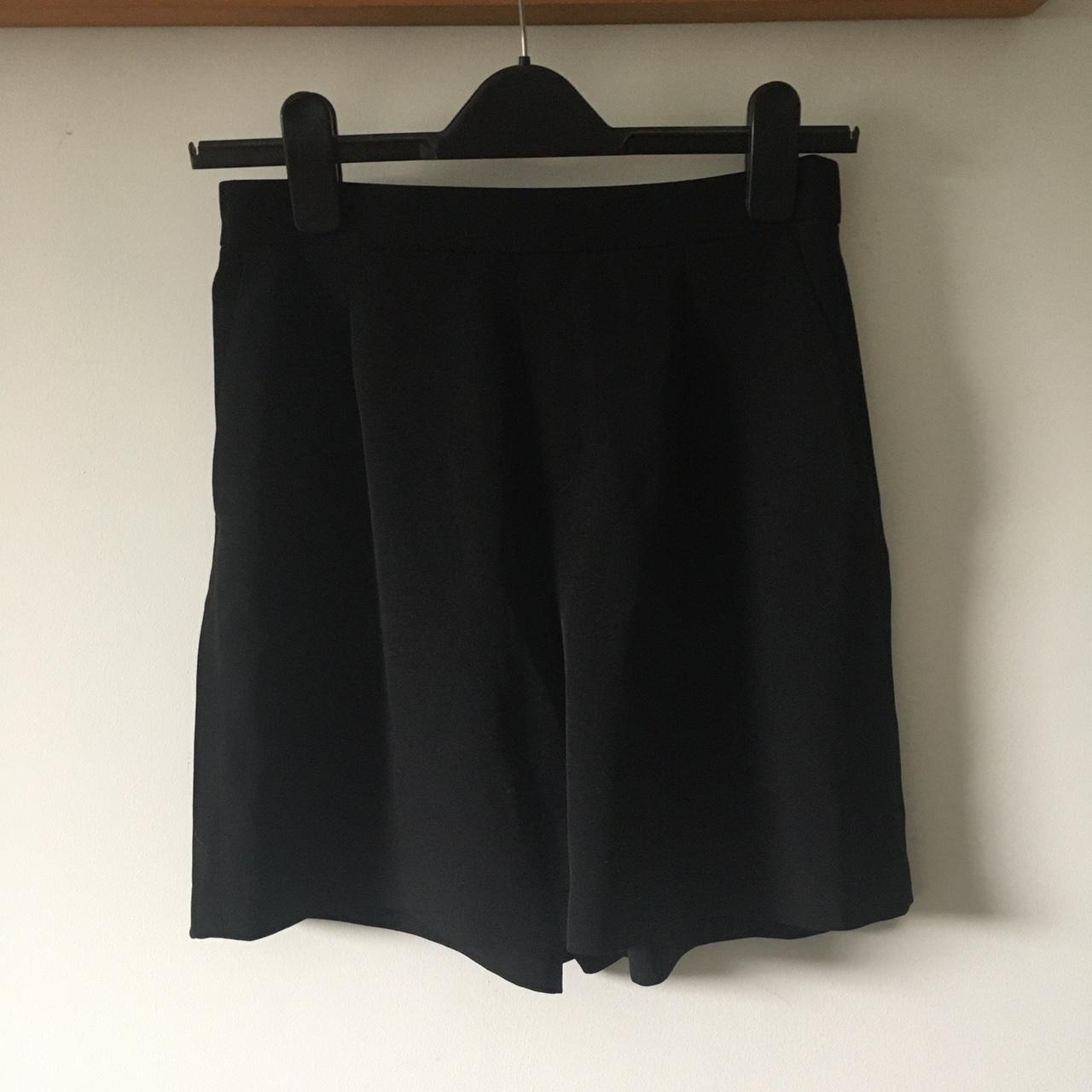 UNIQLO Women's Black Shorts | Depop