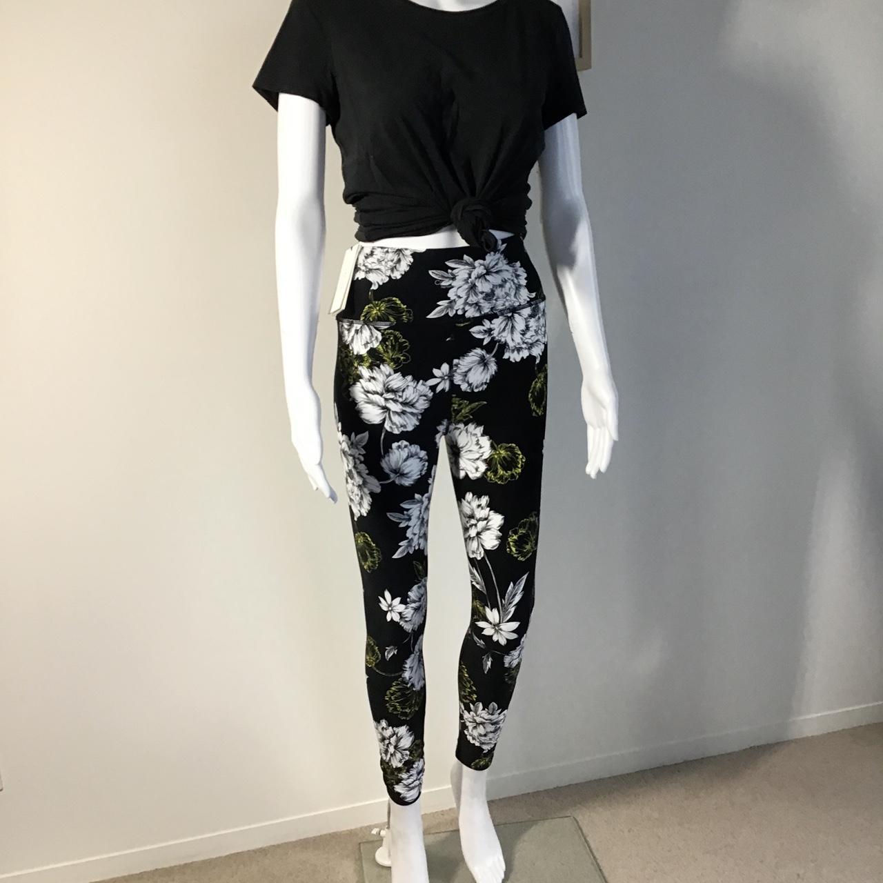 Calvin Klein Women's Black and White Leggings | Depop