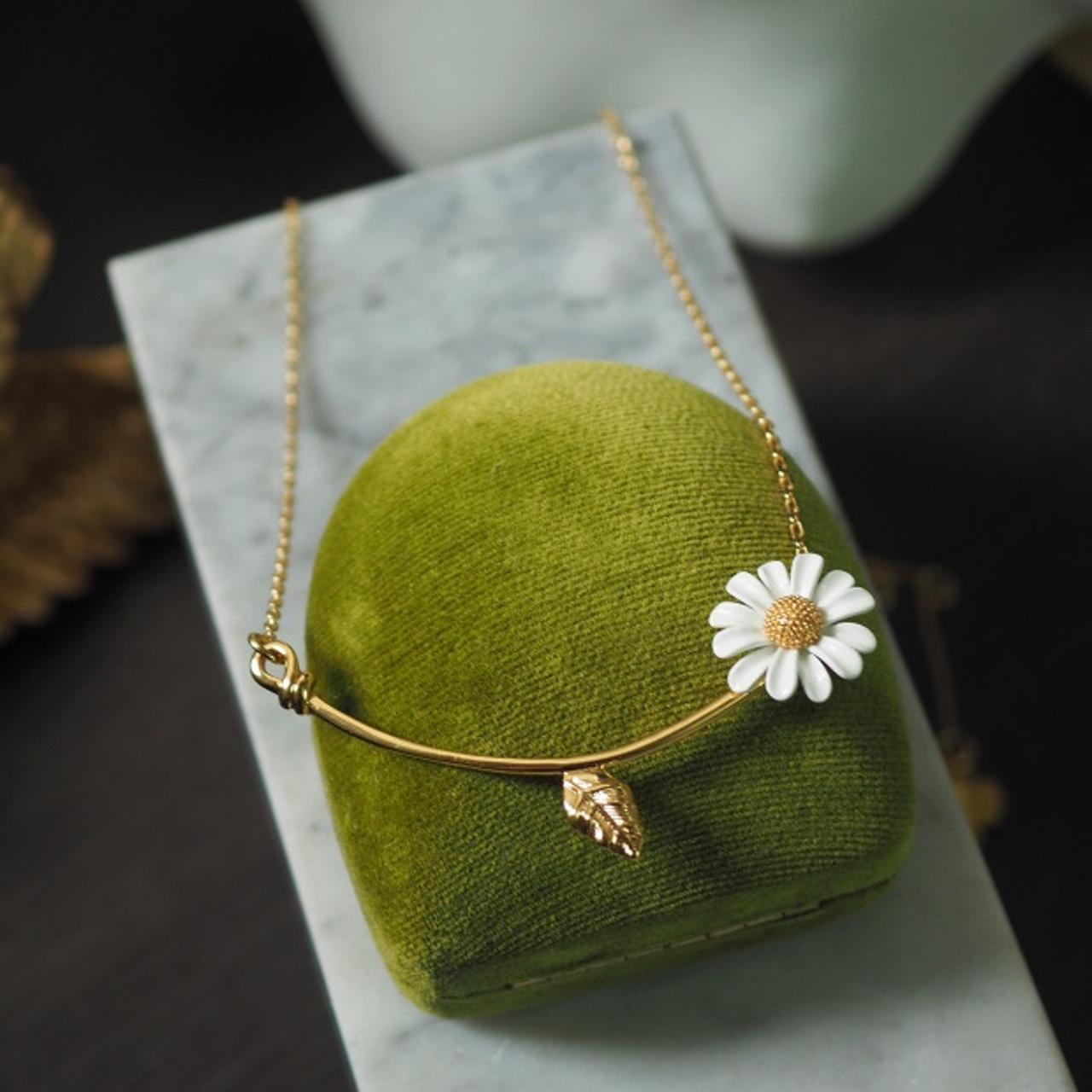Golden necklace with flower pendant | THOMAS SABO