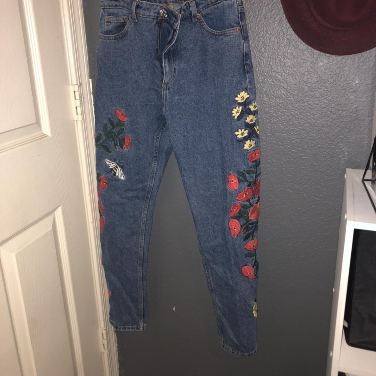 Jeans with store roses on them