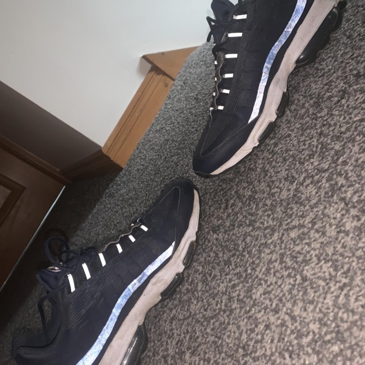 mens navy nike trainers