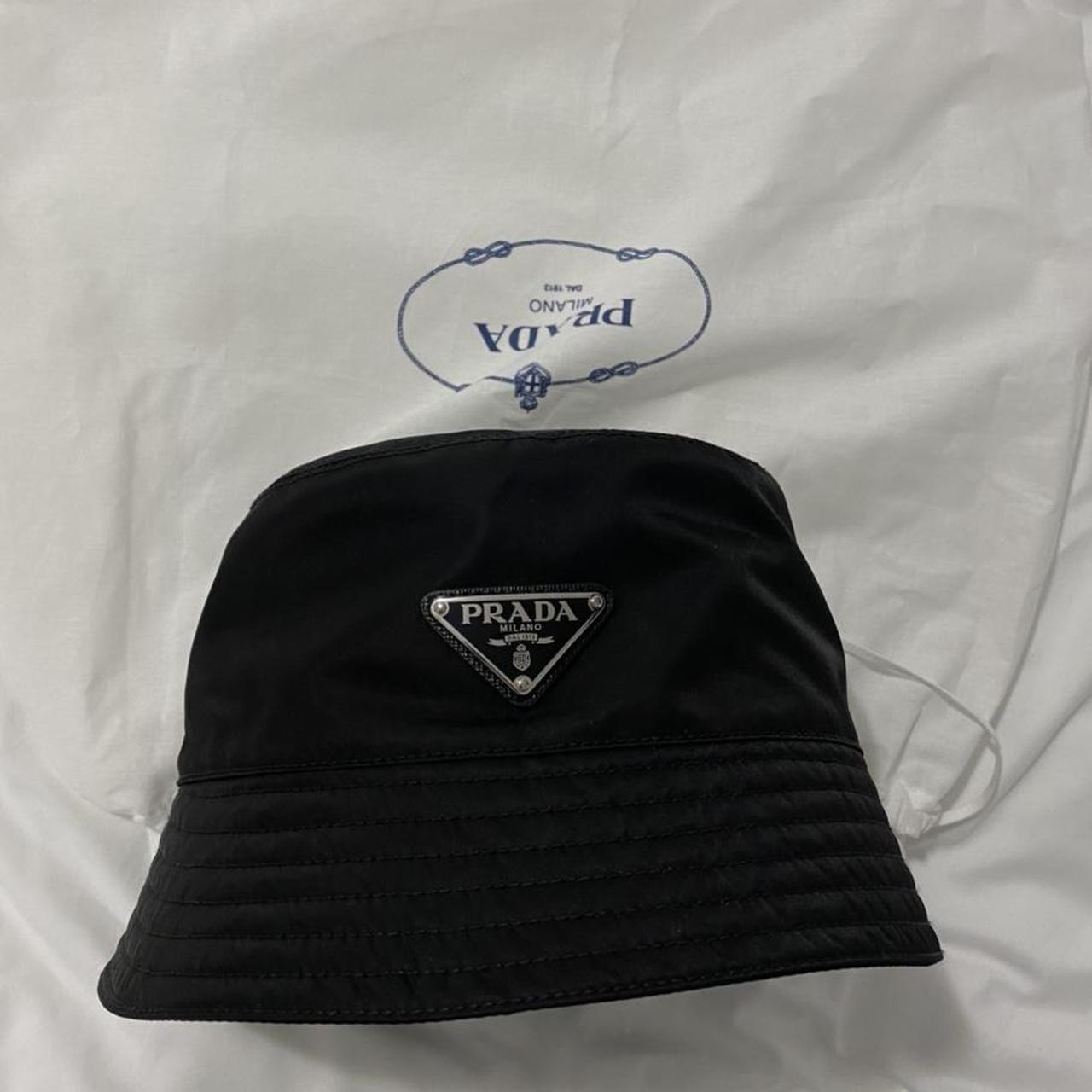 【関税込・国内発送】PRADA logo-detailed Re-Nylon bucket hat 関税・送料込 PRADA LOGO-DETAILED RE-NYLON BUCKET ハット