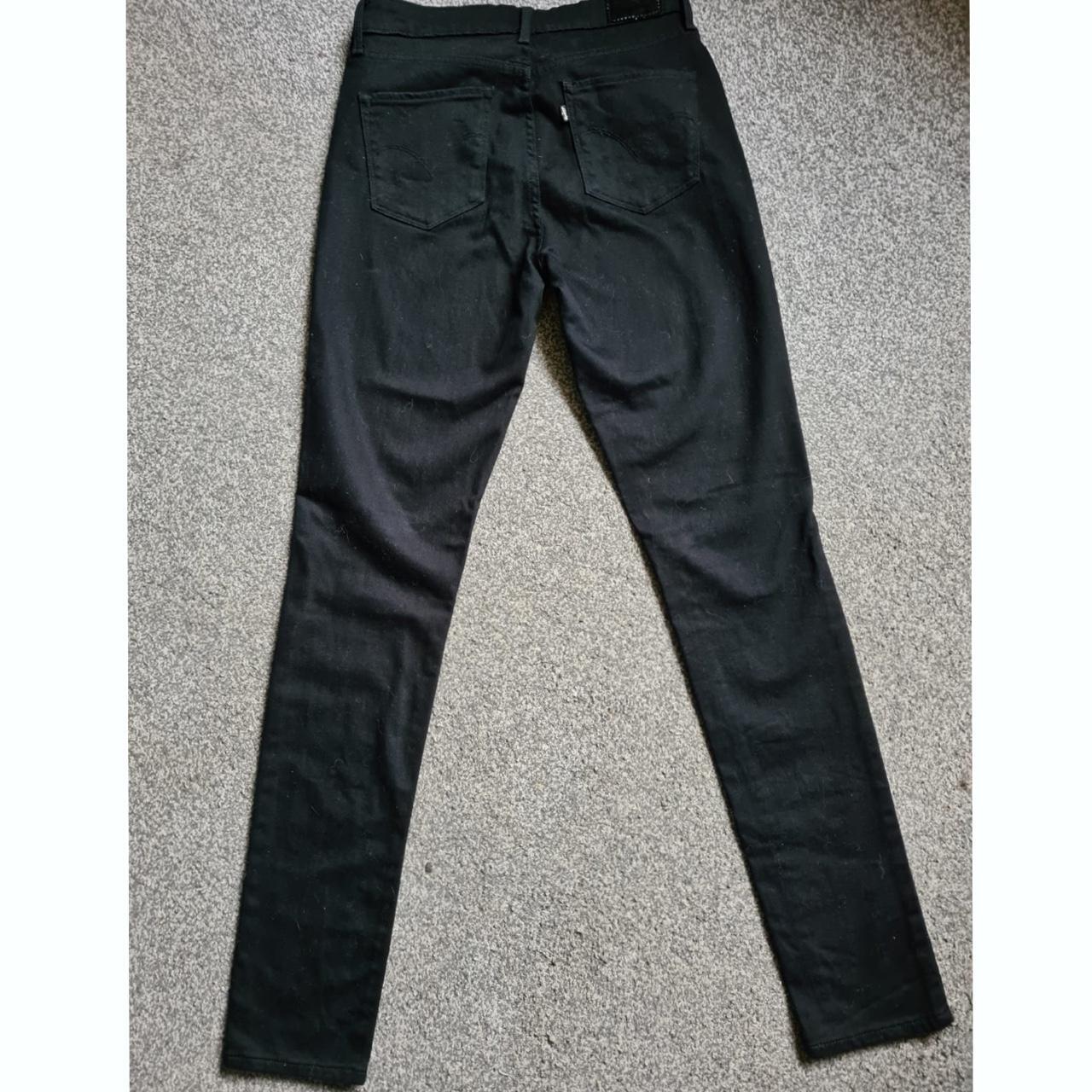 Levi's Women's Black and Grey Jeans | Depop