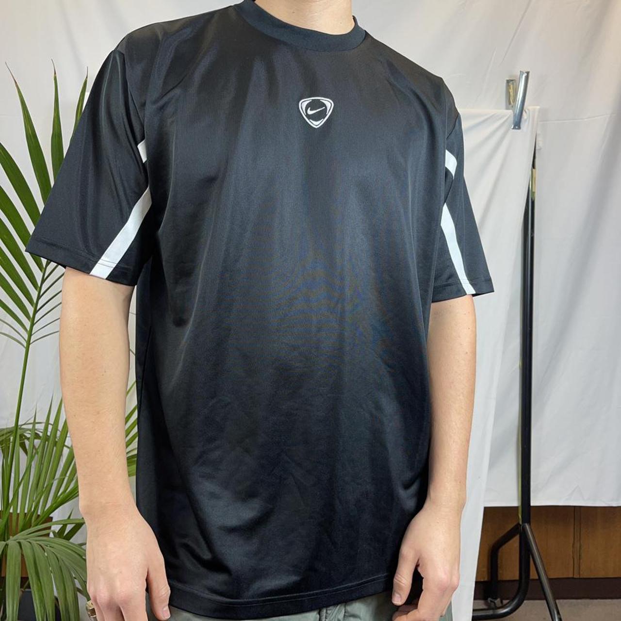 nike central swoosh men