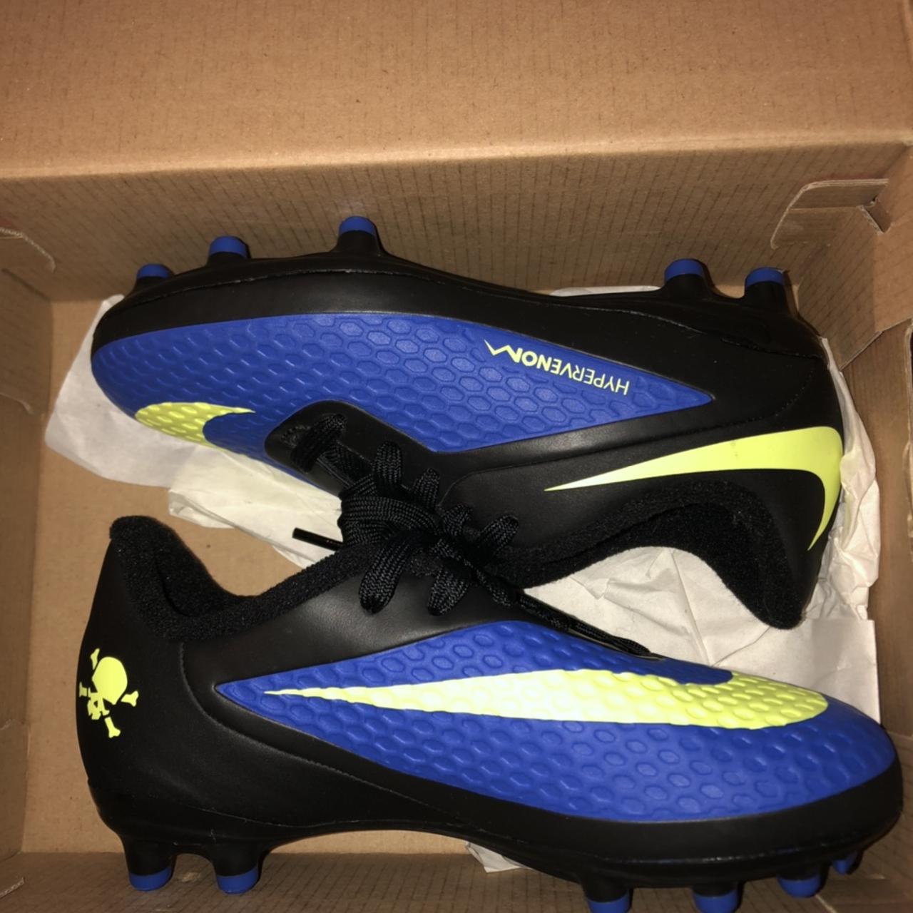 se11 football boots
