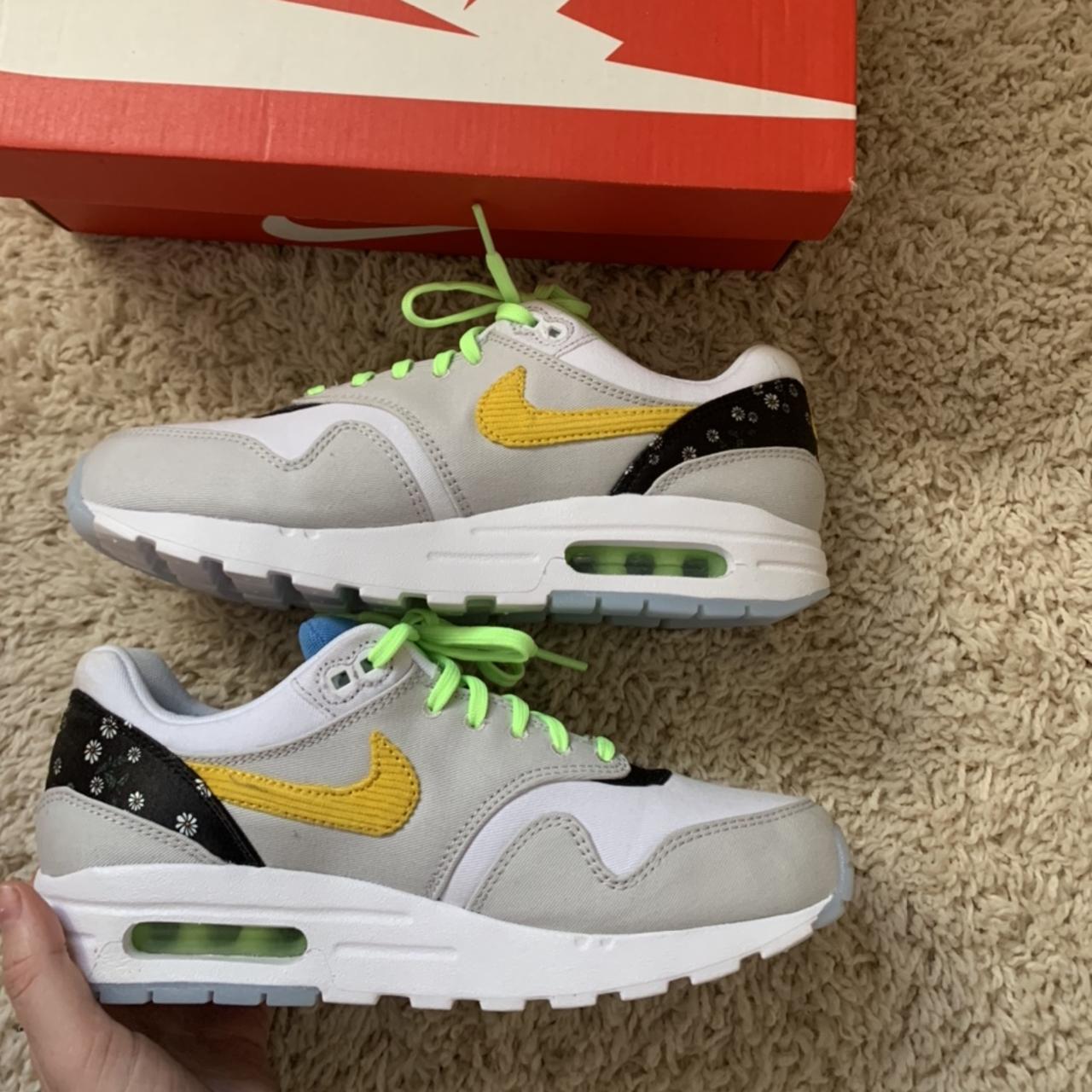 air max 1 daisy on feet