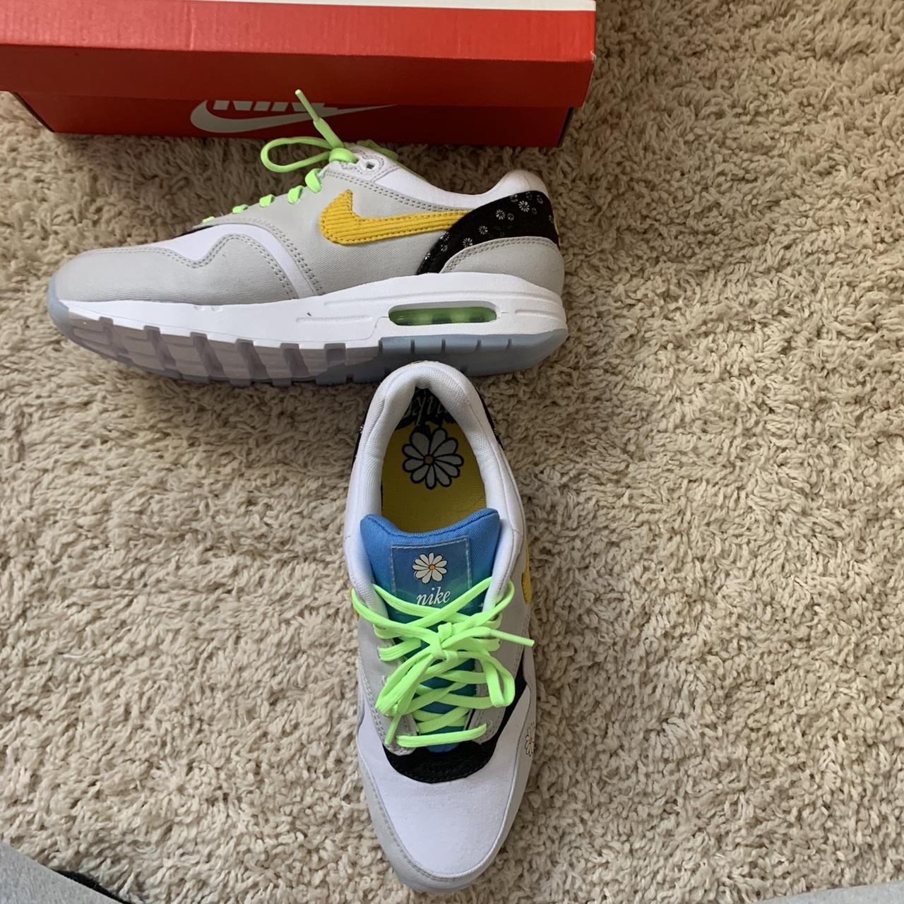 air max 1 daisy on feet