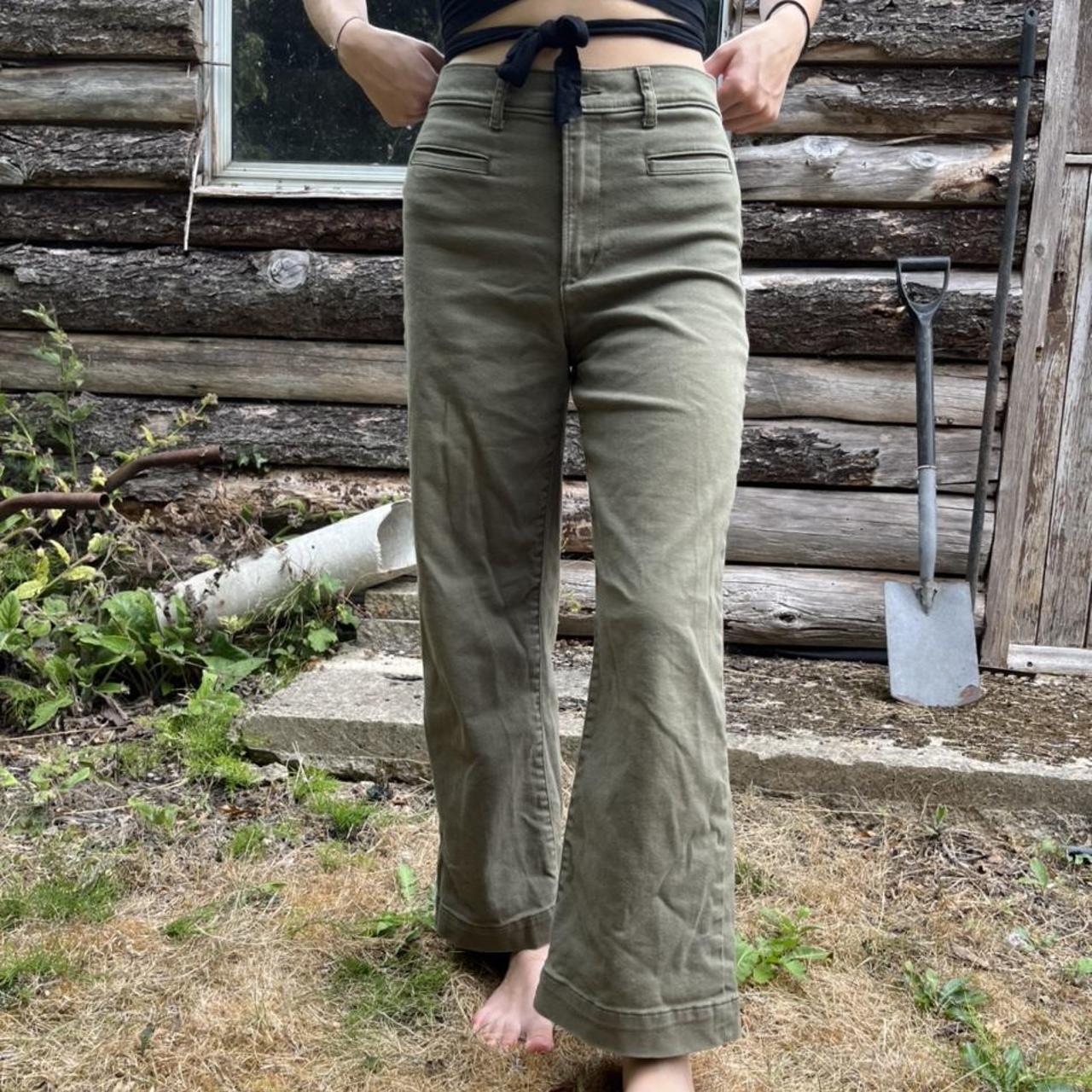 Levi's Women's Khaki and Green Jeans Depop