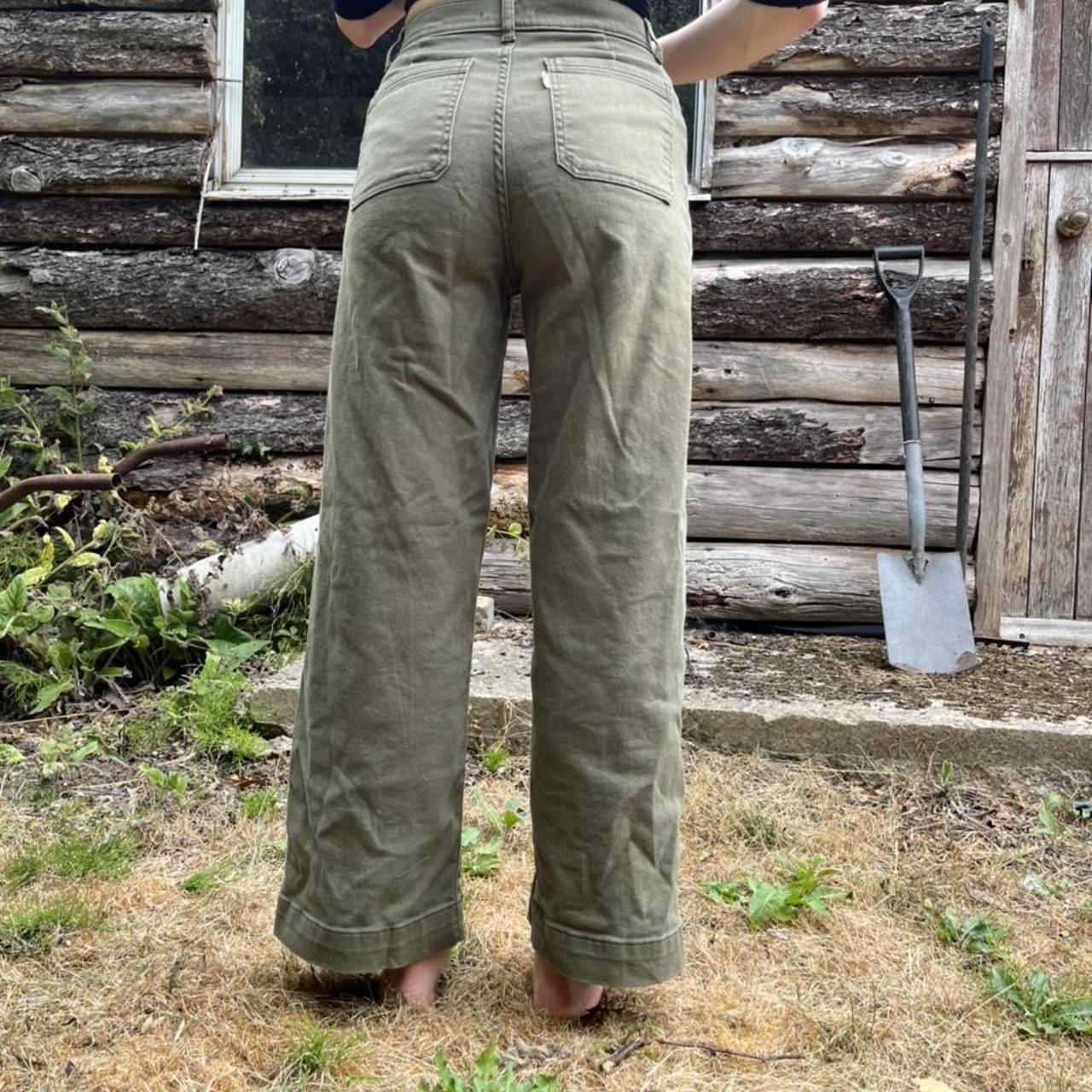 Levi's Women's Khaki and Green Jeans Depop