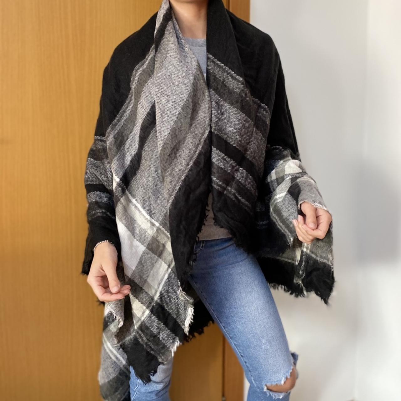 Sciarpone di Zara nero bianco e grigio, molto Depop