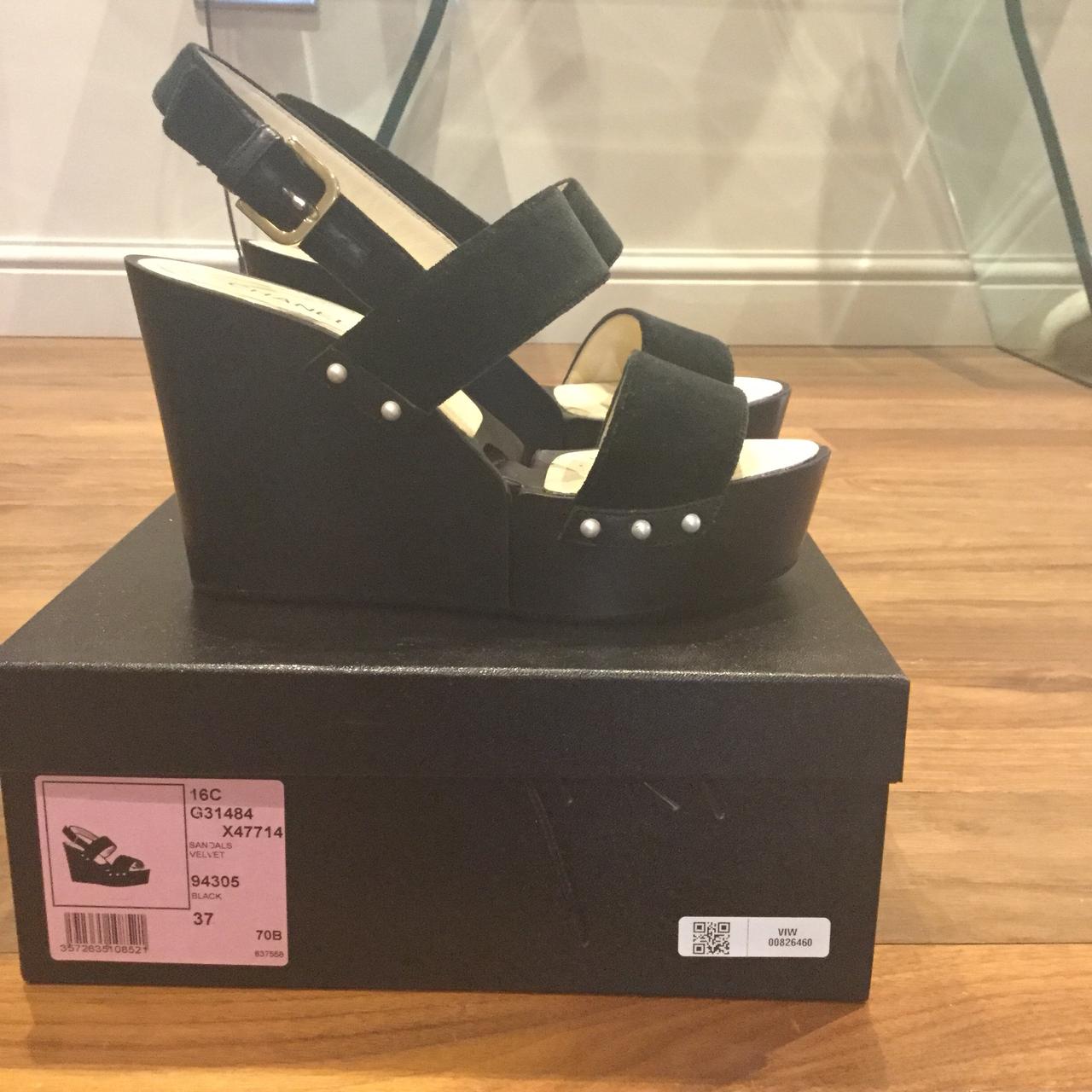 Chanel Chain Trim Black Wedges – Dina C's Fab and Funky Consignment Boutique