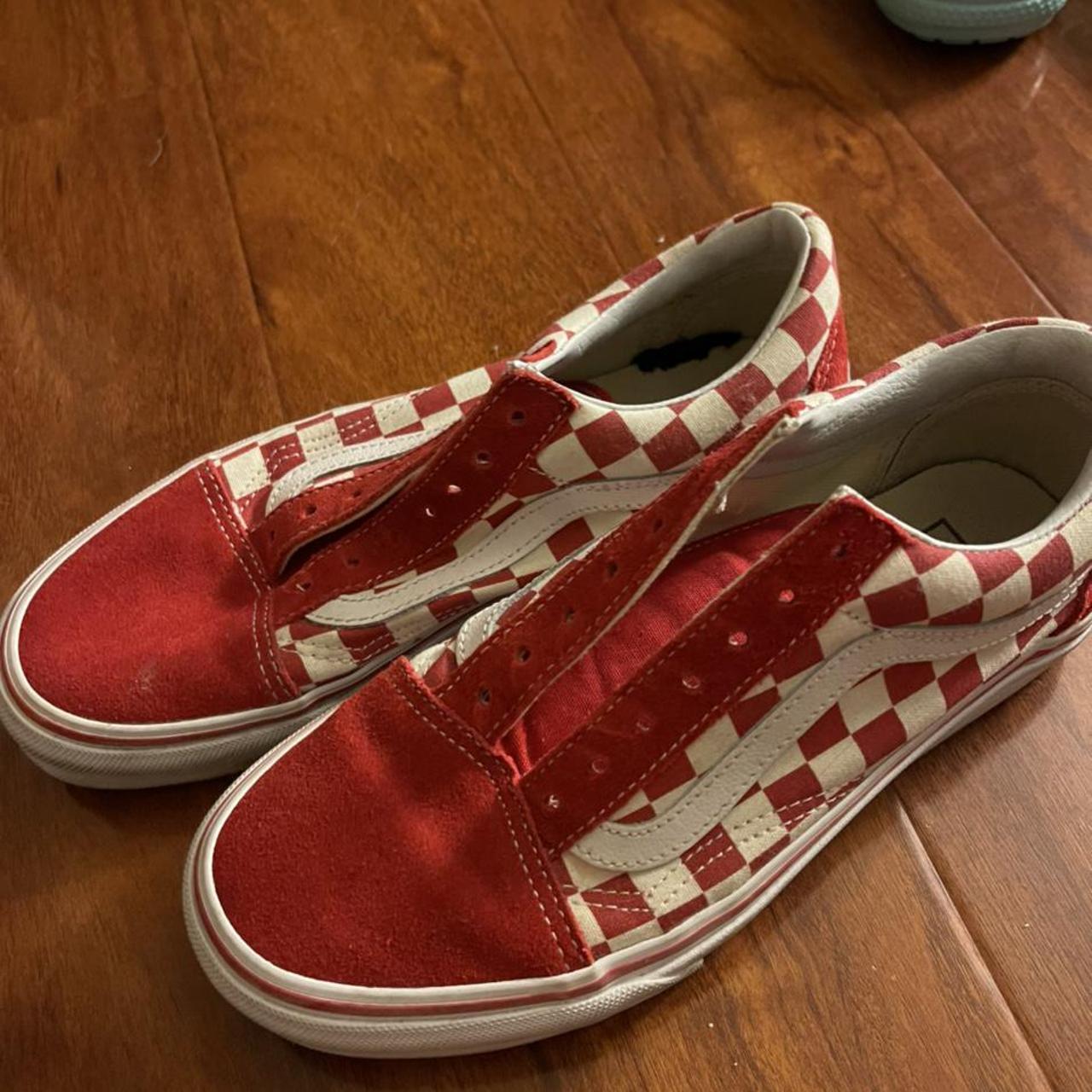 White vans clearance red laces