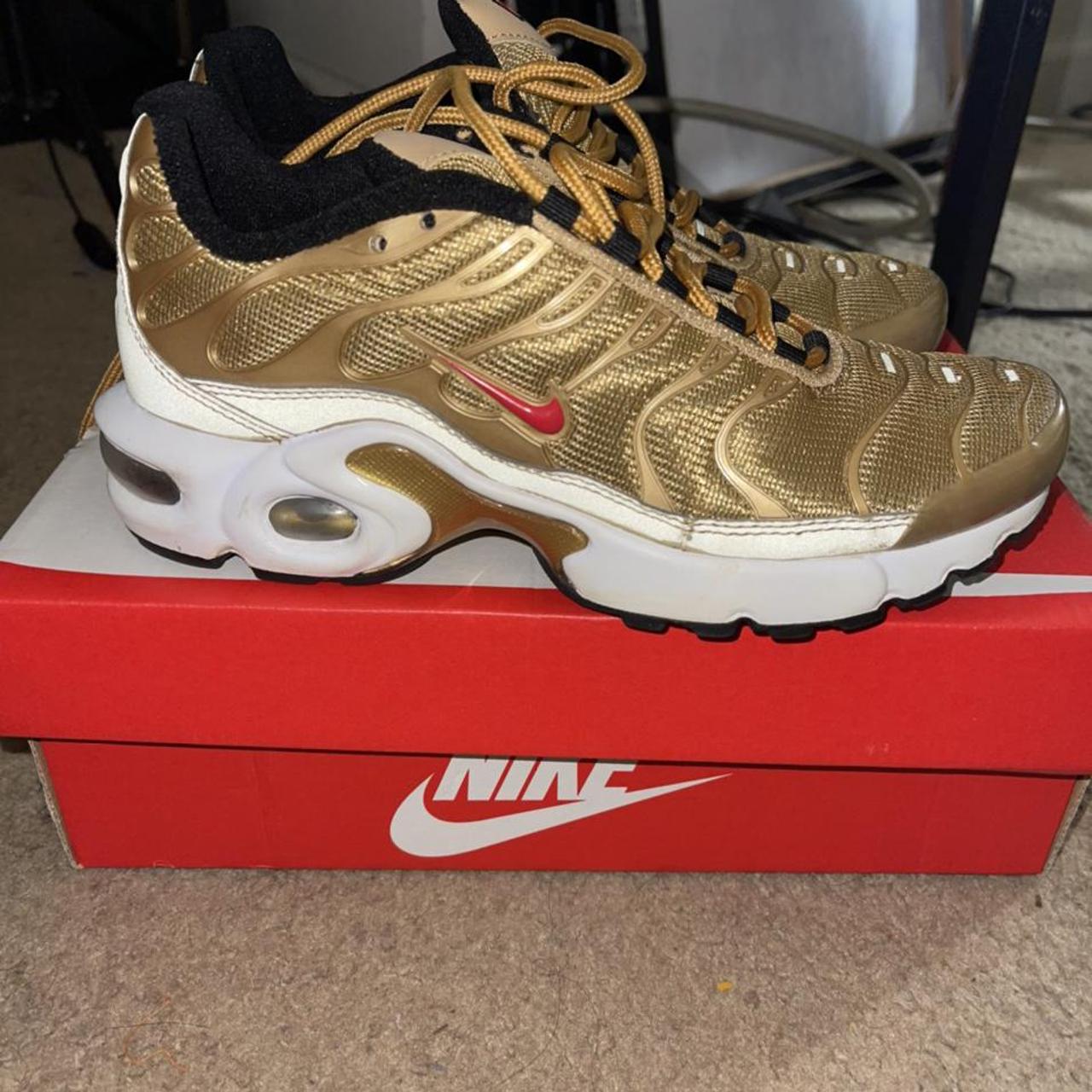 womens nike trainers with gold tick