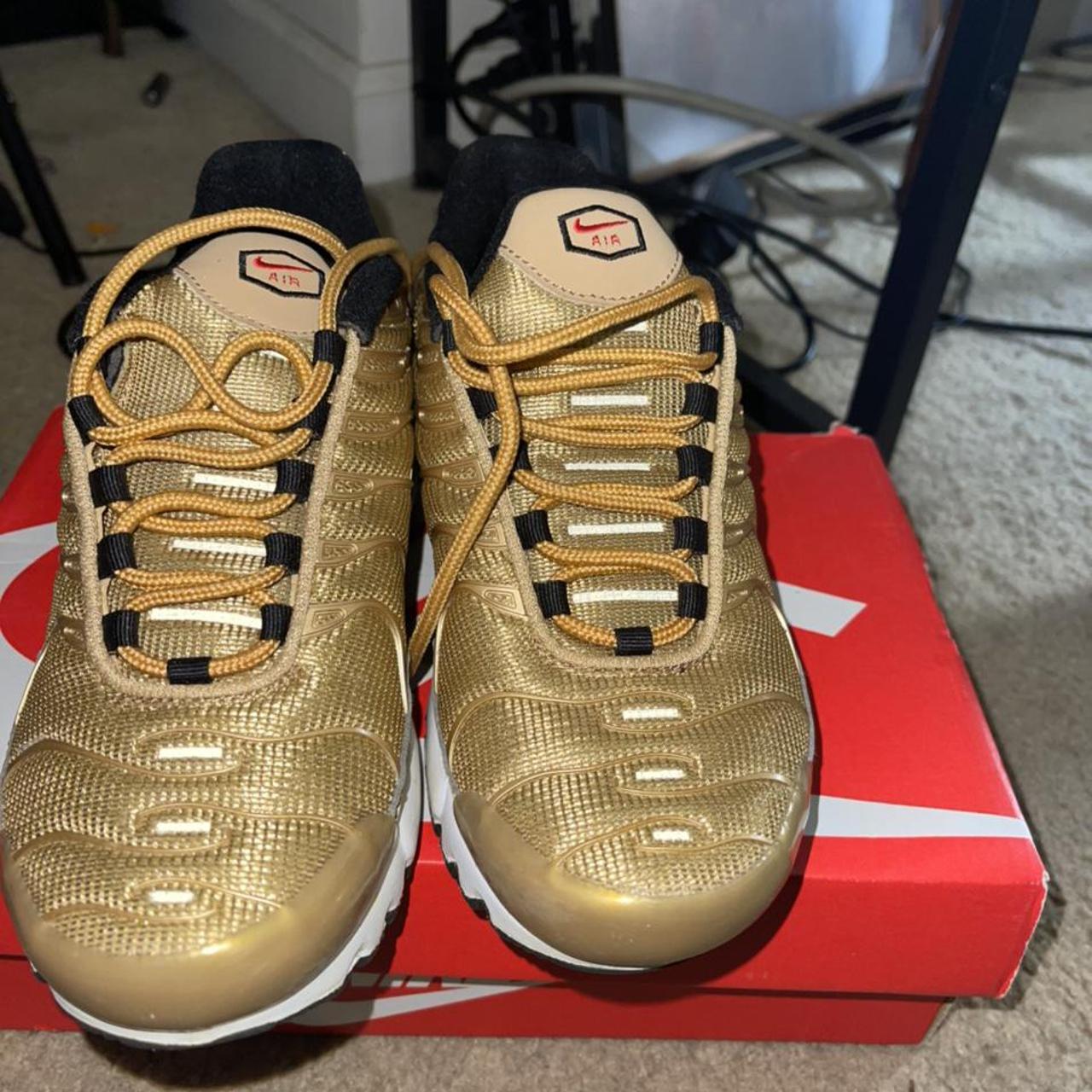 womens nike trainers with gold tick
