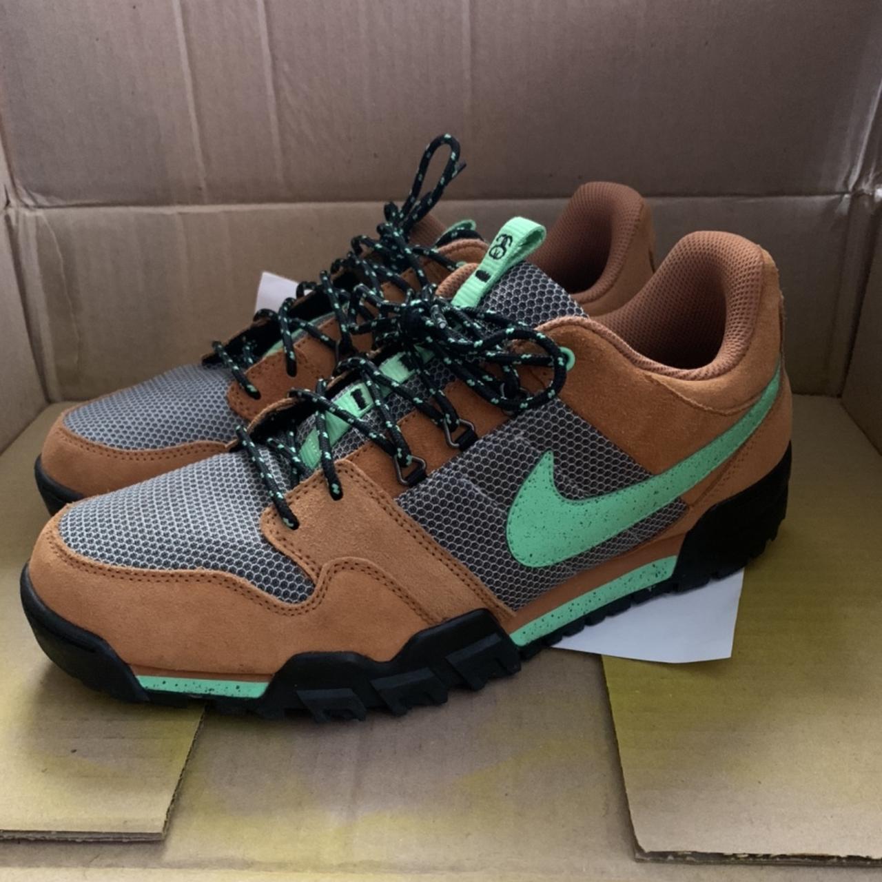Nike Men's Tan and Green