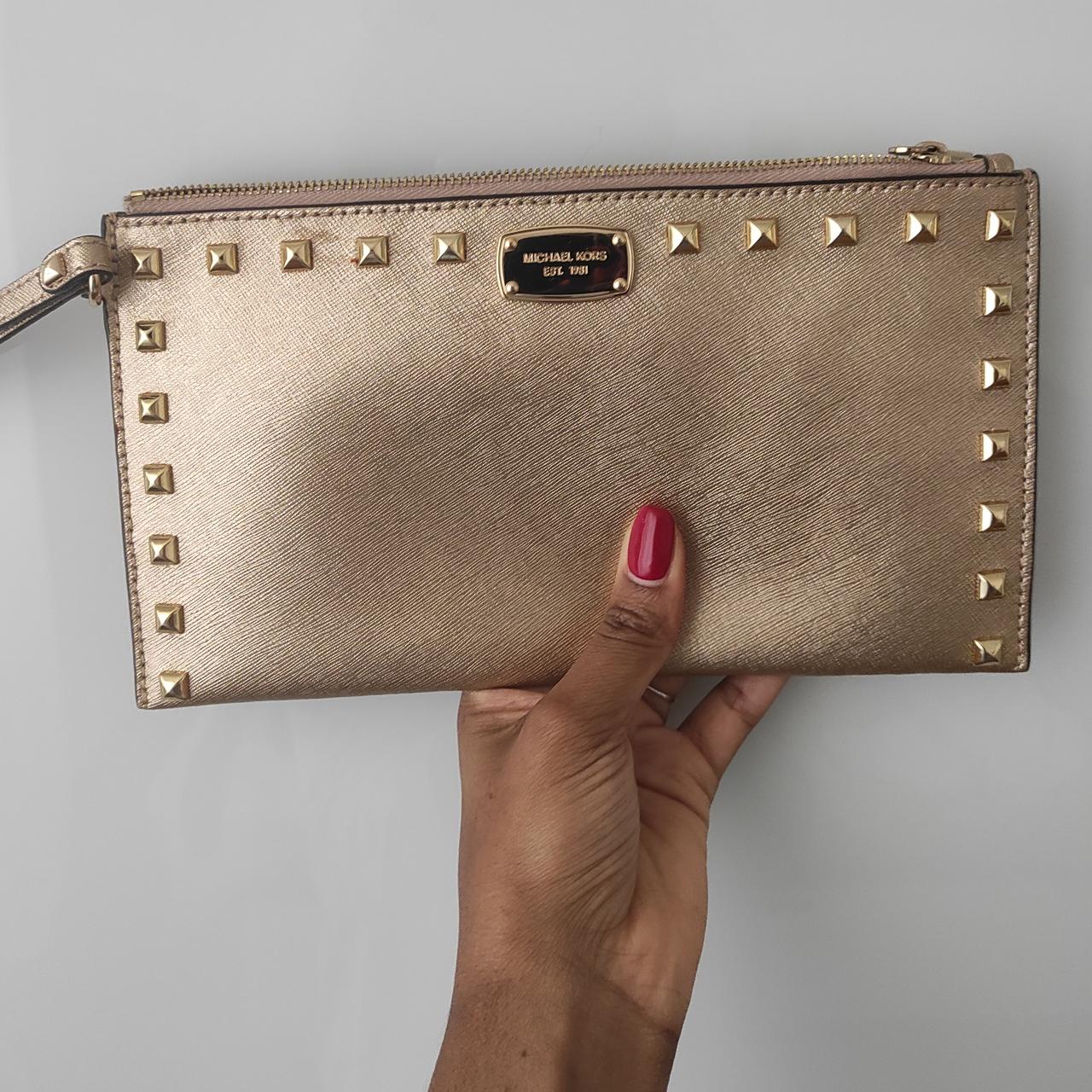 Vendo nuovissima borsa pochette Michael Kors oro Depop