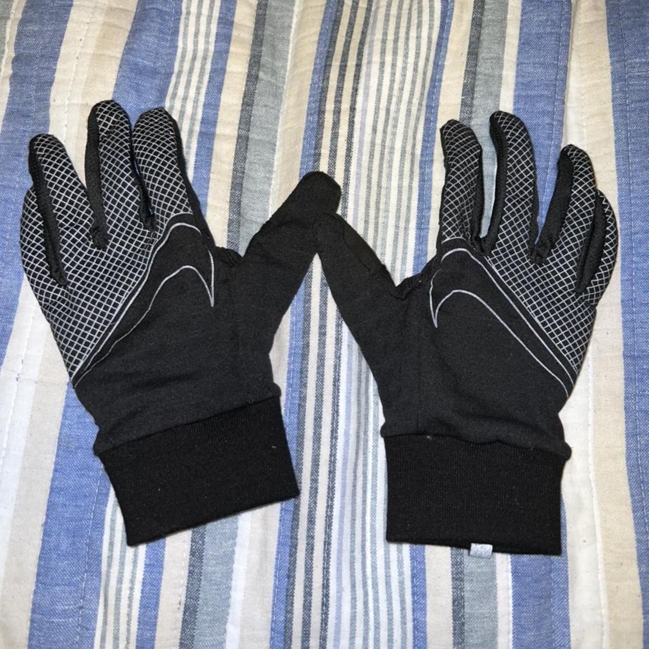 Winter nike gloves size large - Depop