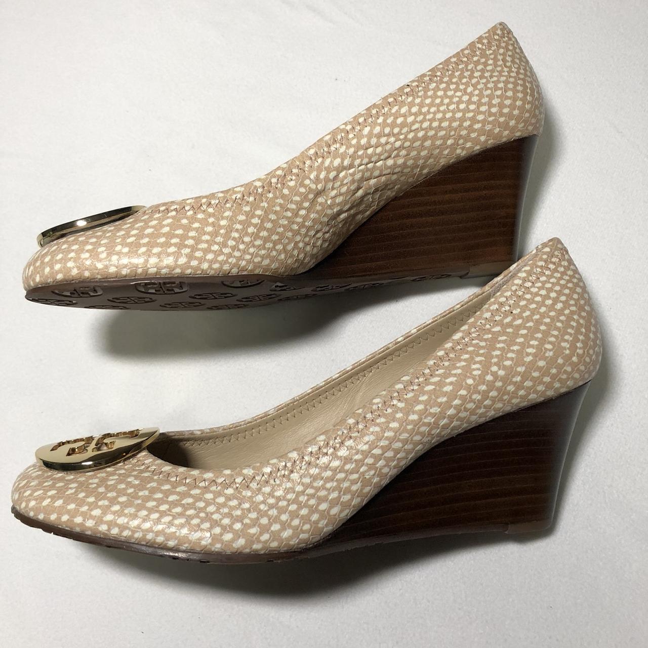 Tory Burch Women's Cream and Gold | Depop