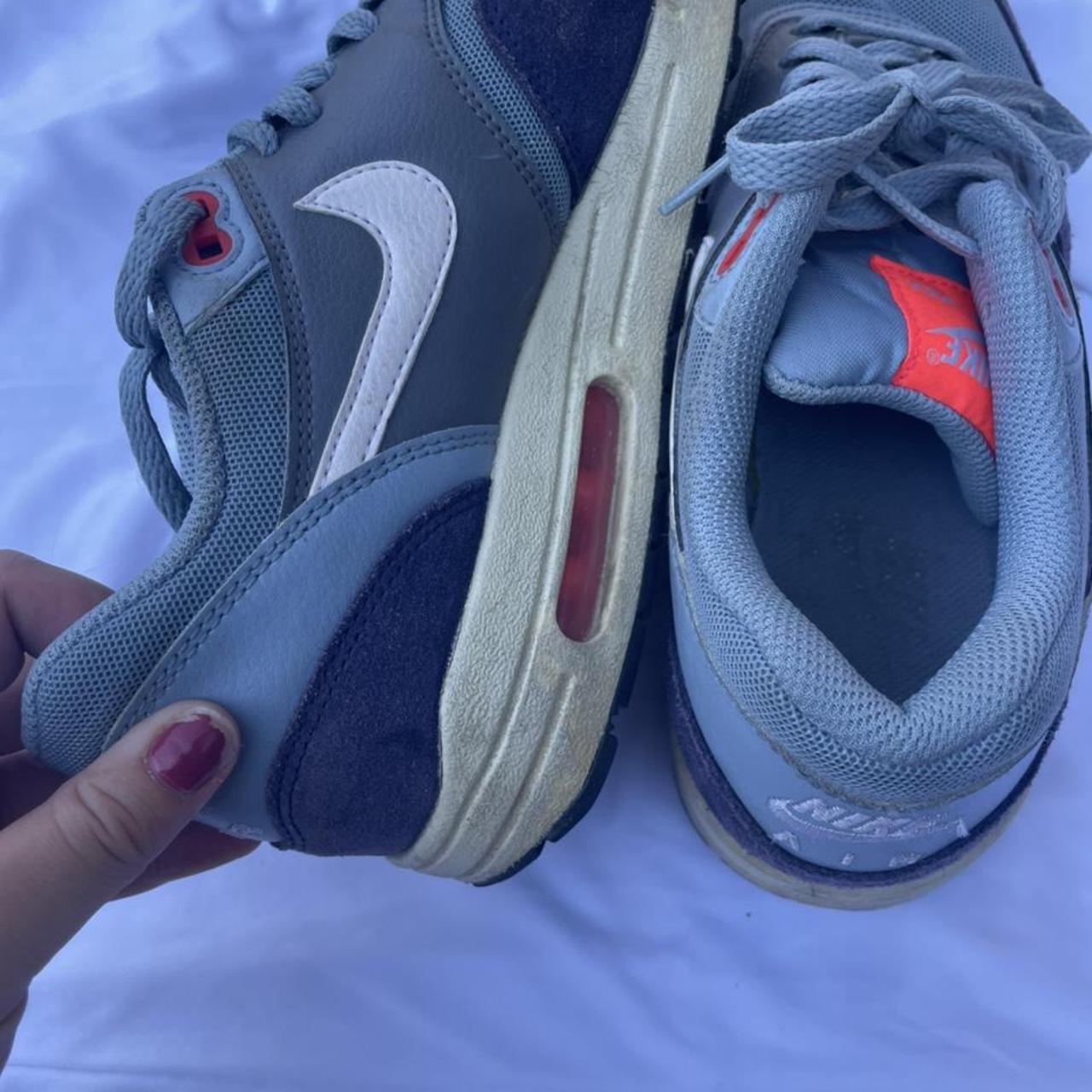 Nike Women's Blue and Cream Trainers Depop