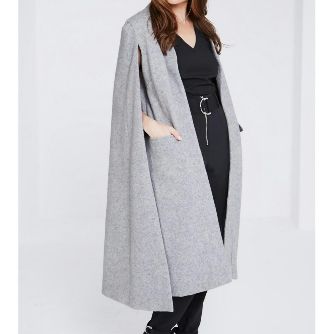 Louis Vuitton Cape coat Grey Wool ref.824900 - Joli Closet