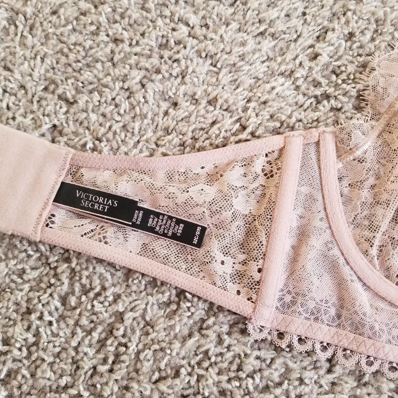 Victorias secret halter bra ! Bought it brand new - Depop