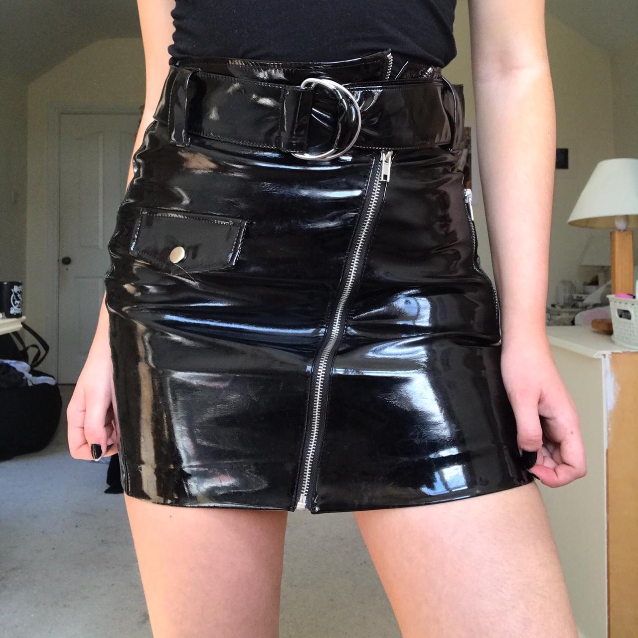 Black vinyl 2025 skirt with belt