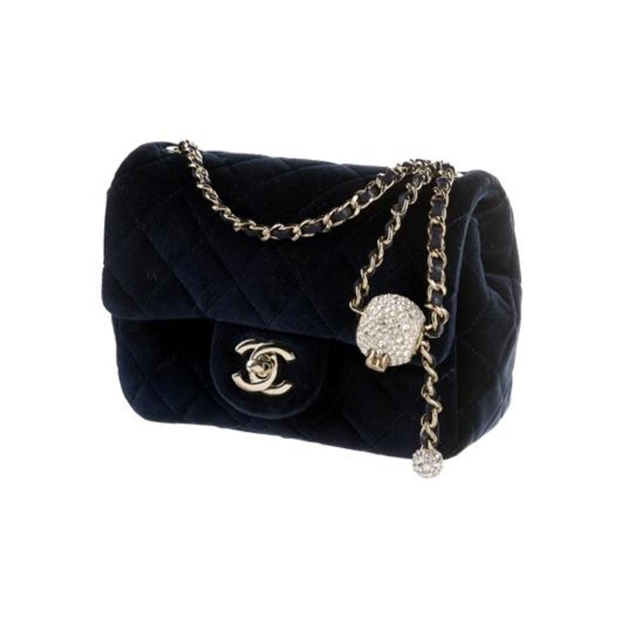 Chanel Women's Navy Bag Depop