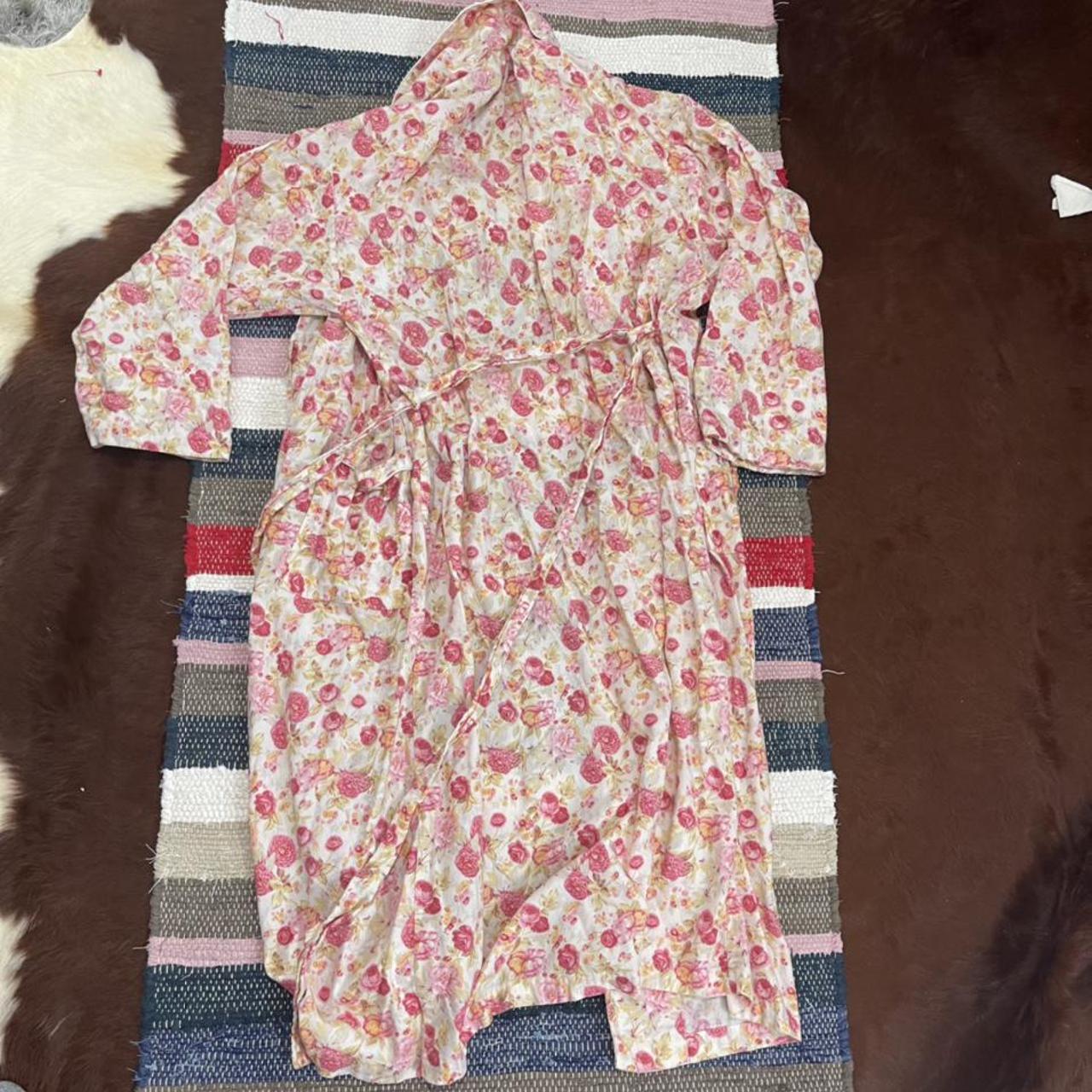 Victoria's Secret Women's White and Pink Robe (3)