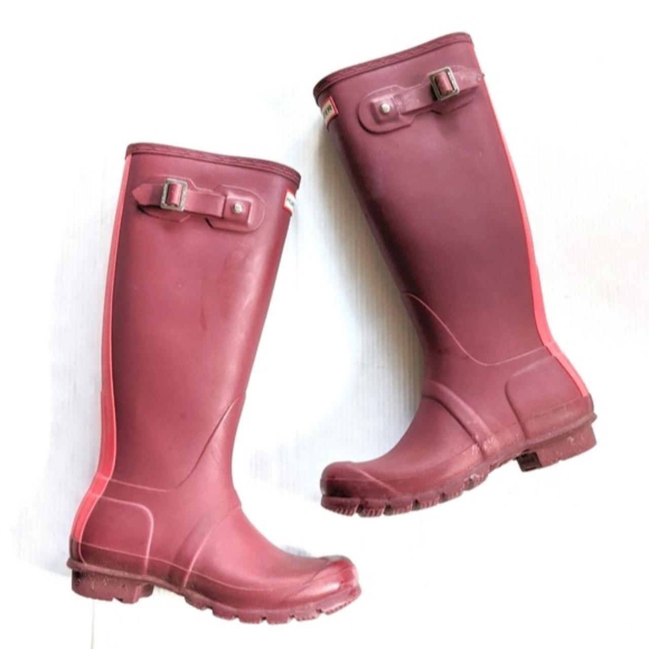 Hunter boots with outlet stripe on back